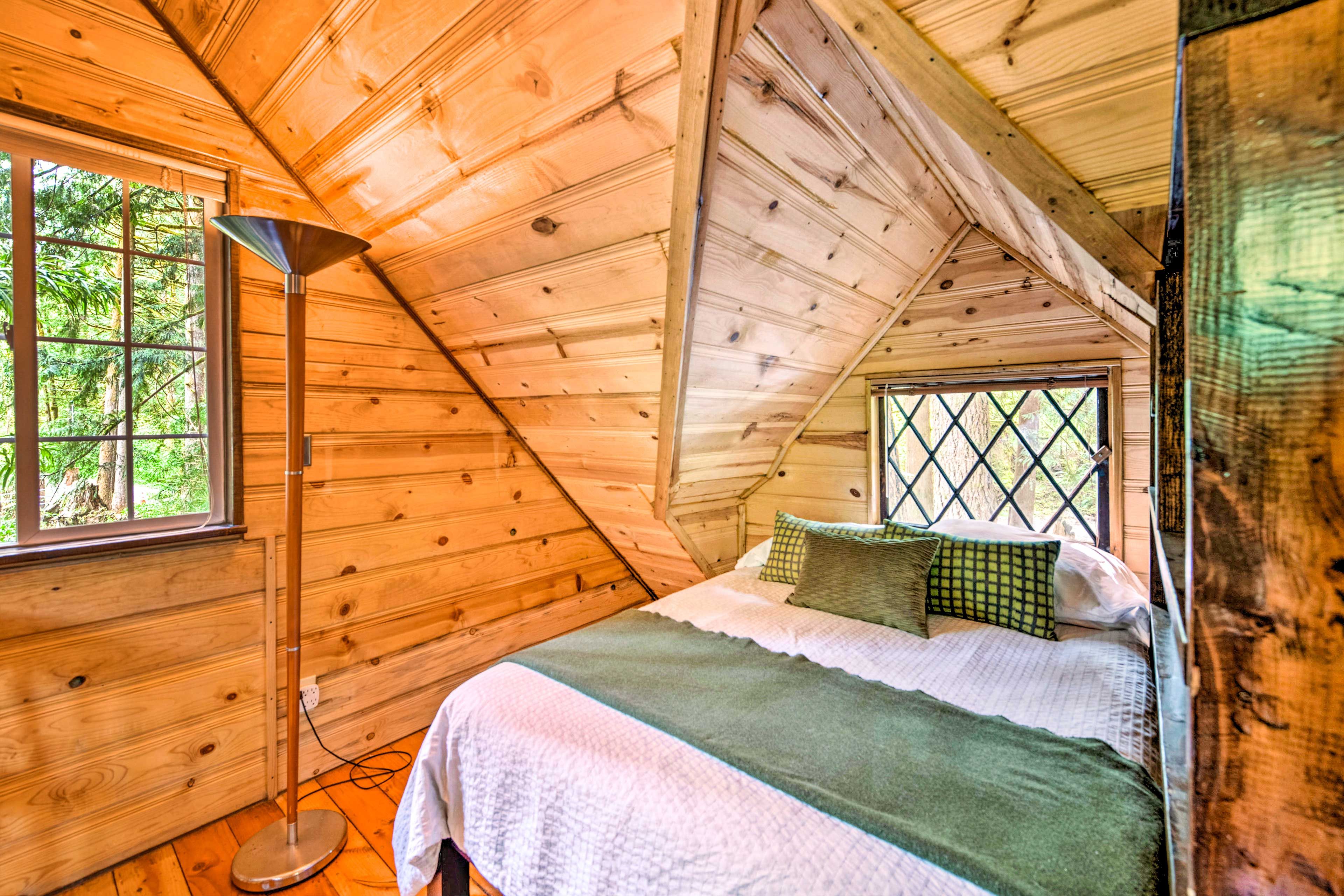 Loft | Queen Bed | 2nd Floor