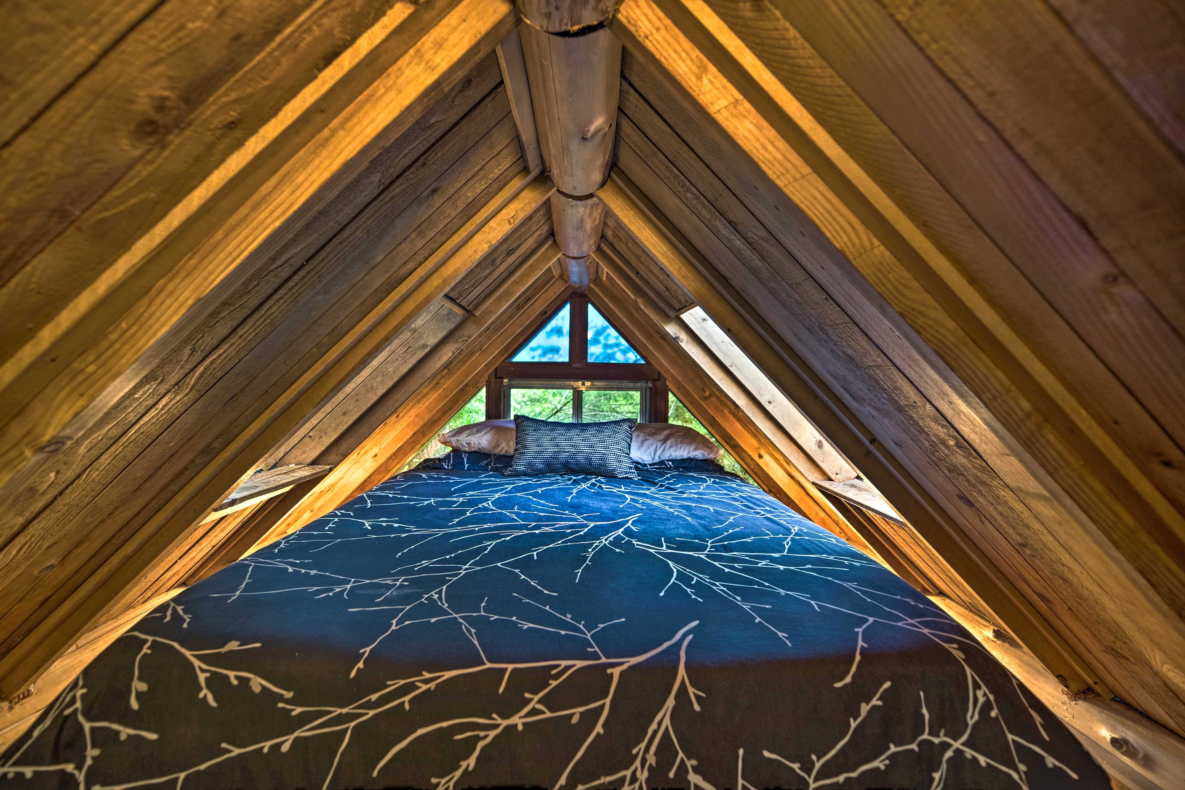 Loft | Queen Bed | 2nd Floor