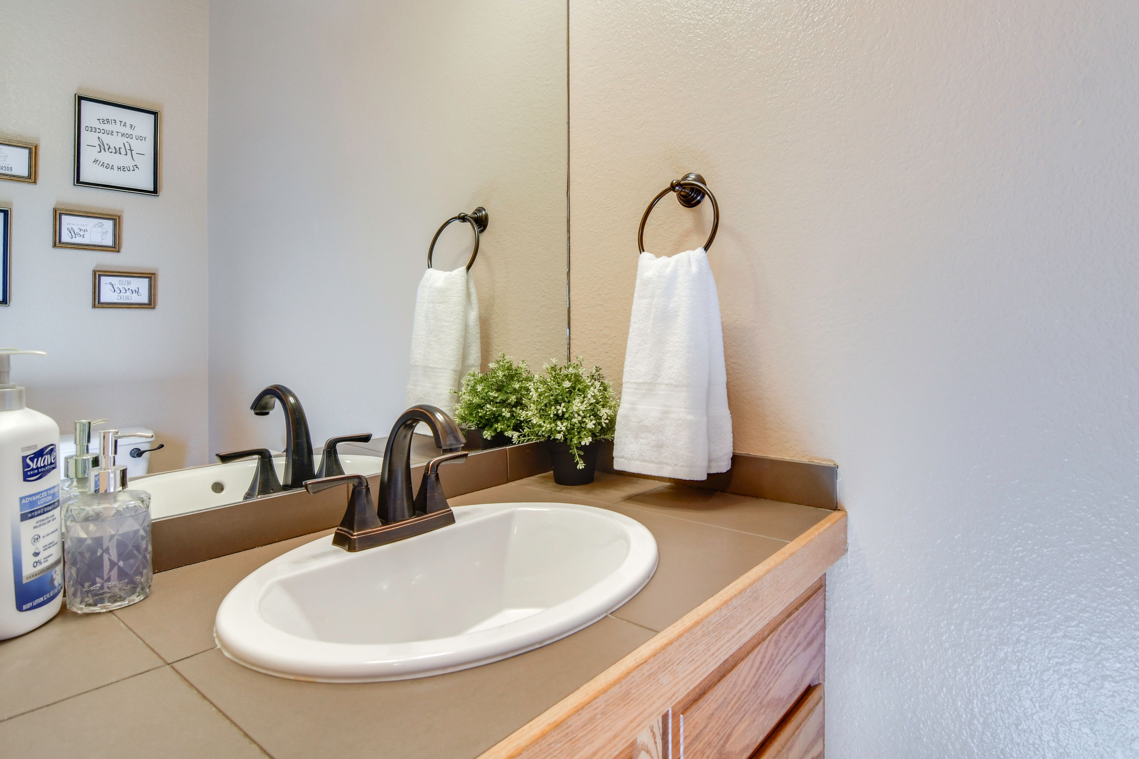 Half Bathroom | Towels Provided