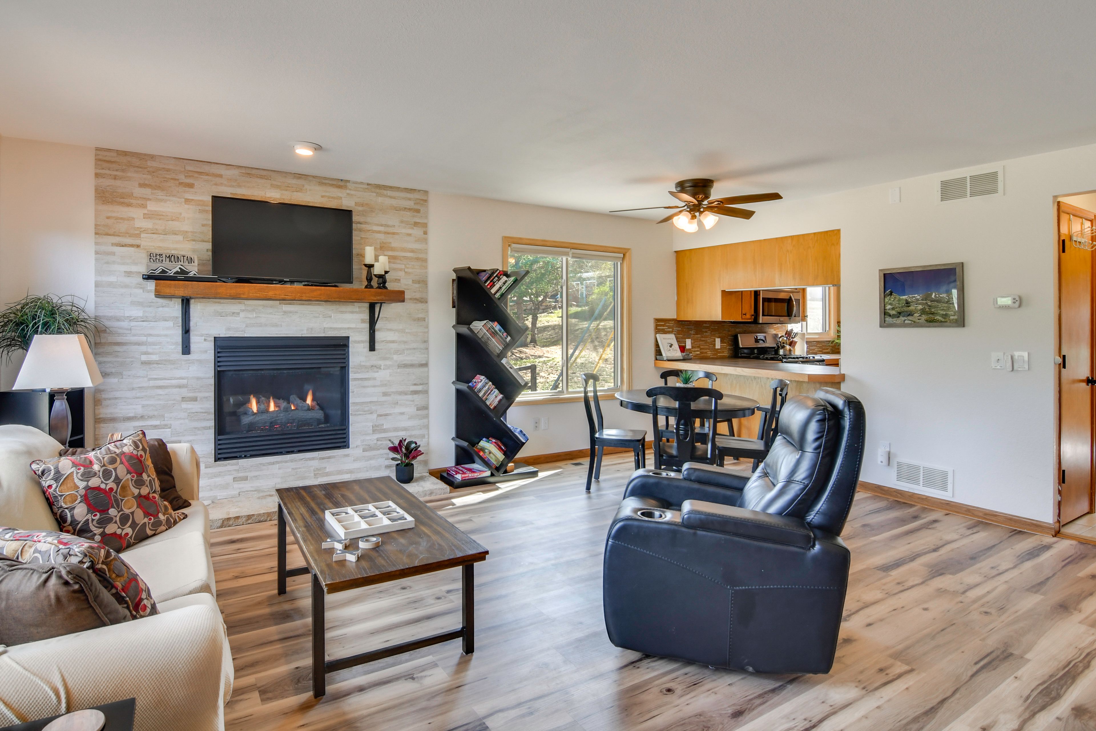 Living Room | Sleeper Sofa | Smart TV | Free WiFi