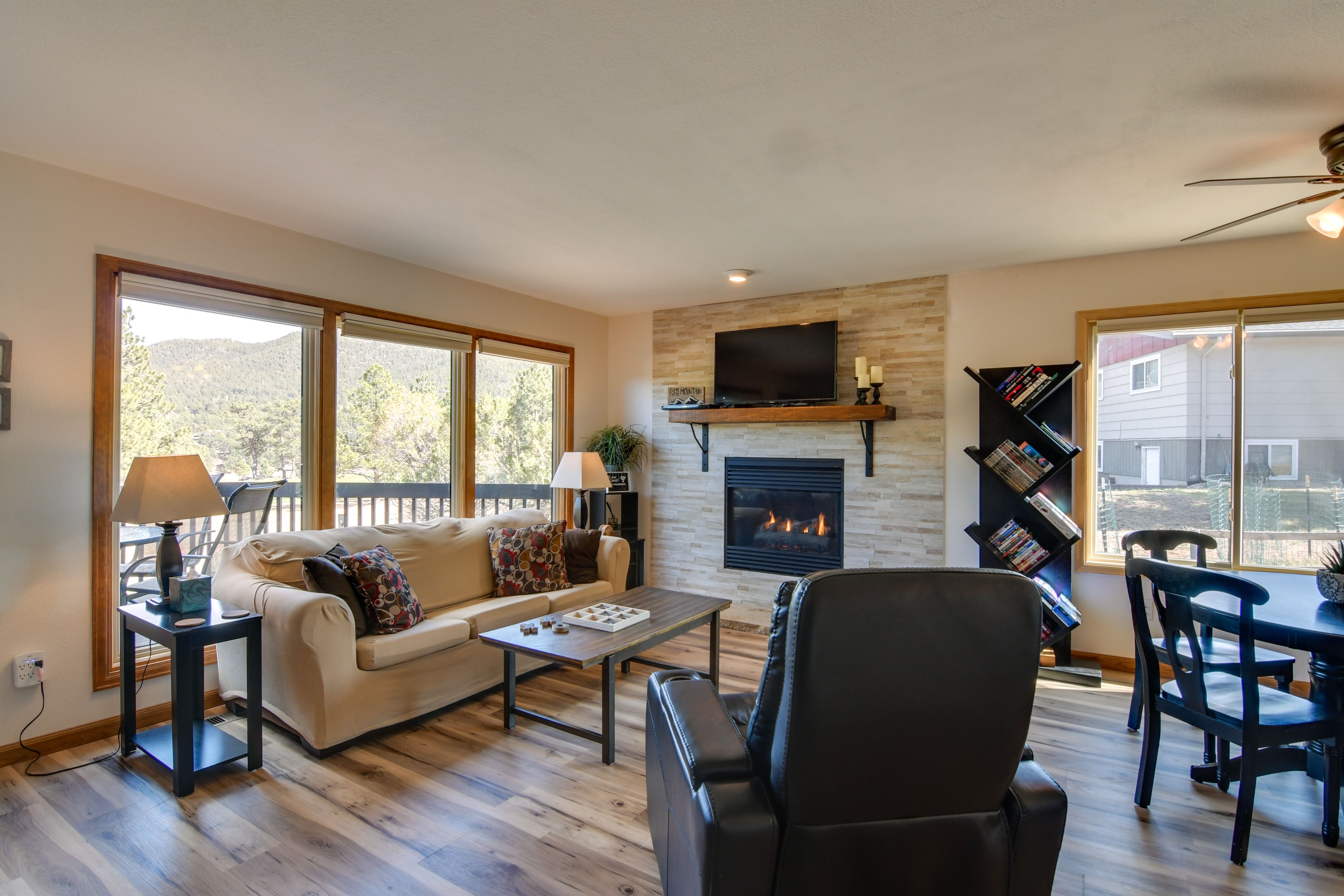 Living Room | Sleeper Sofa | Smart TV | Free WiFi