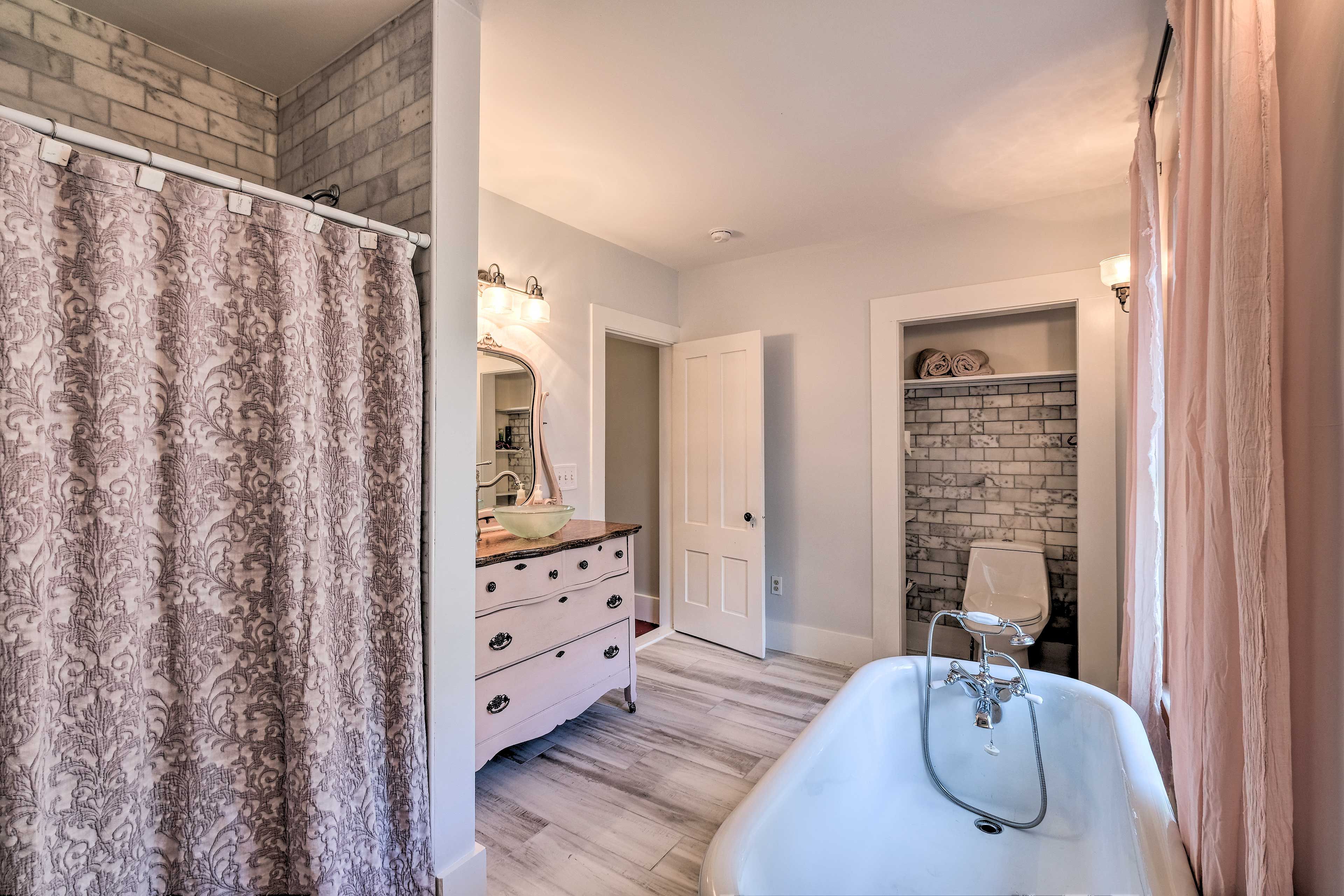 En-Suite Bathroom | Towels Provided