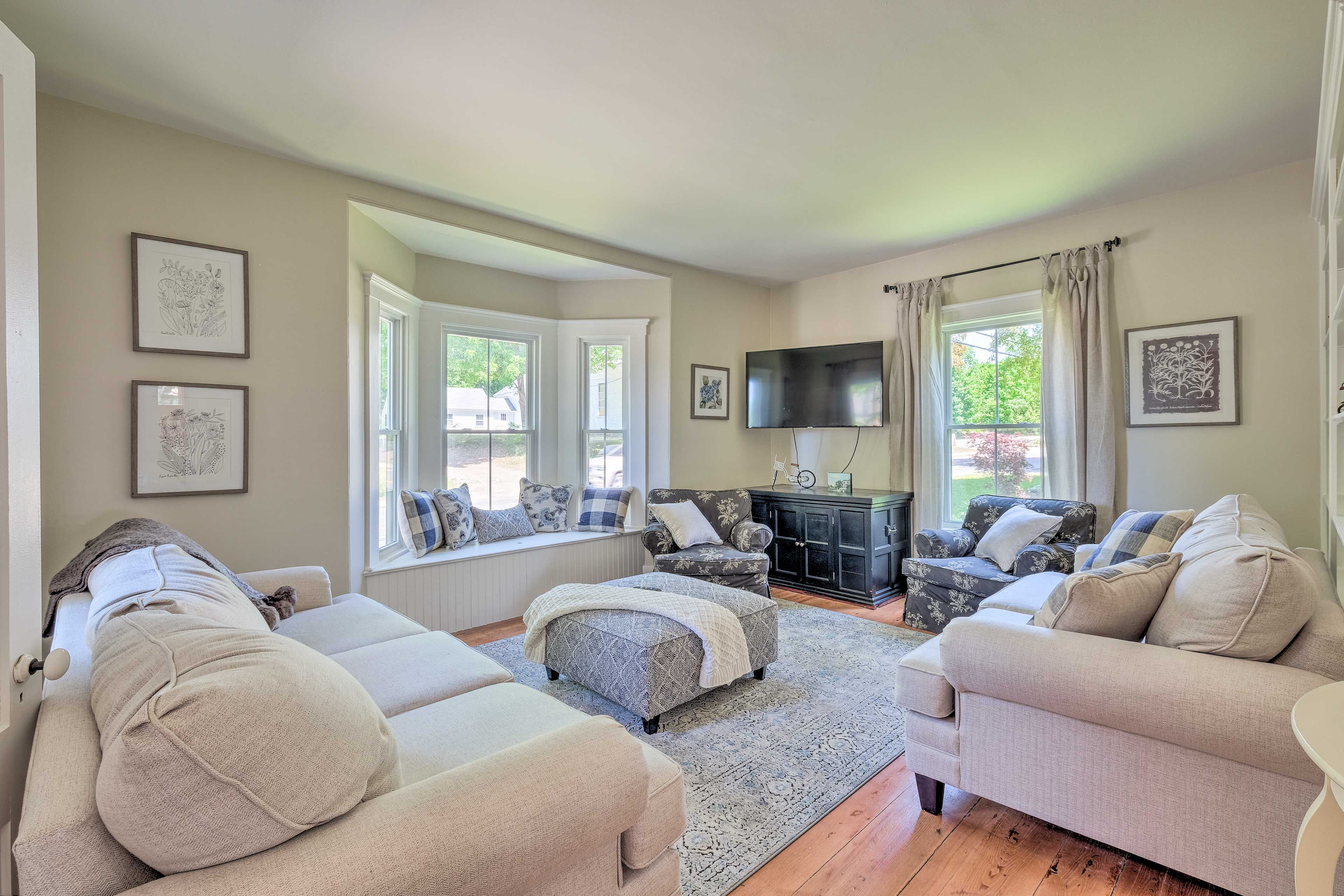 Living Room | Free WiFi | Smart TV | A/C