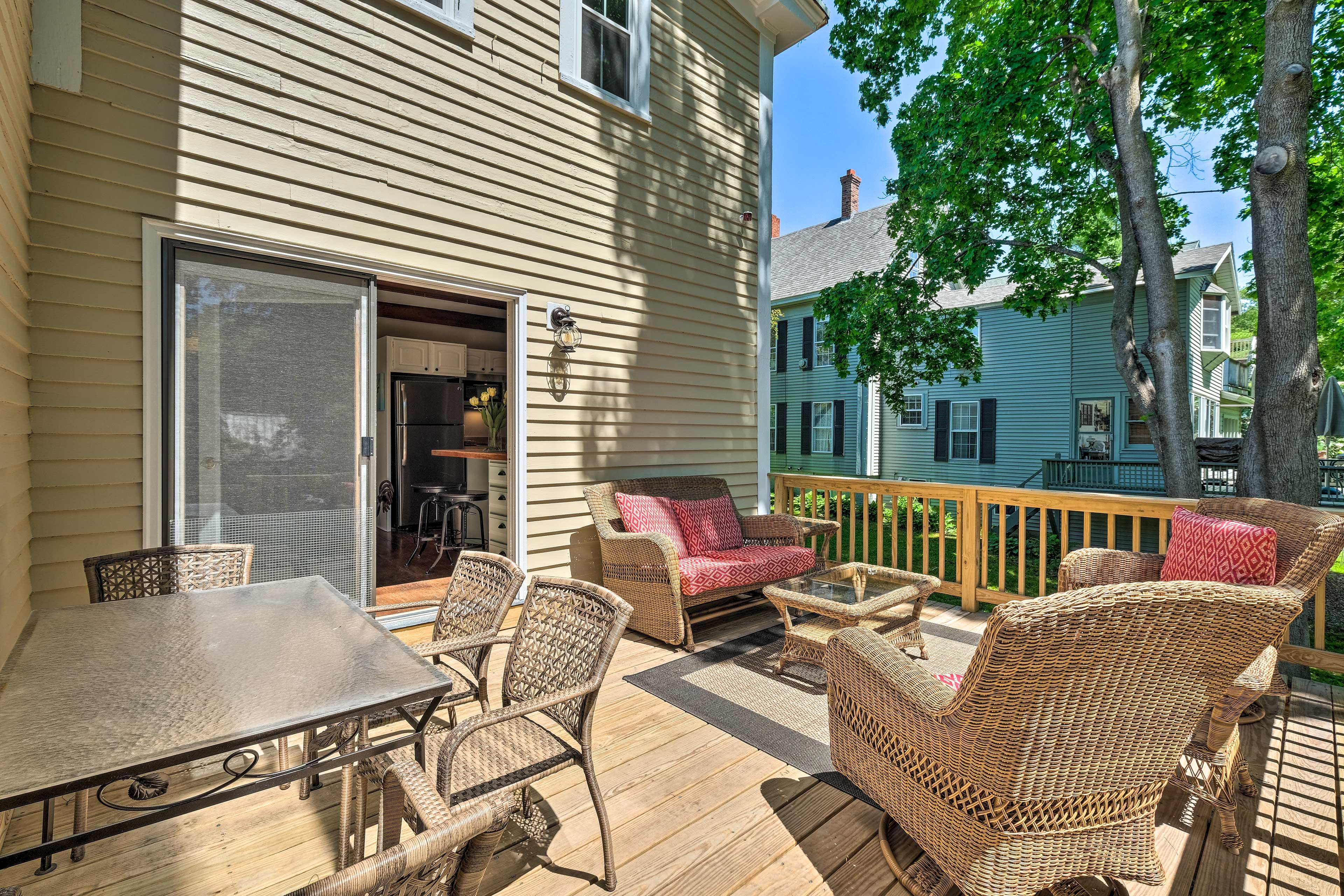 Deck | Outdoor Dining