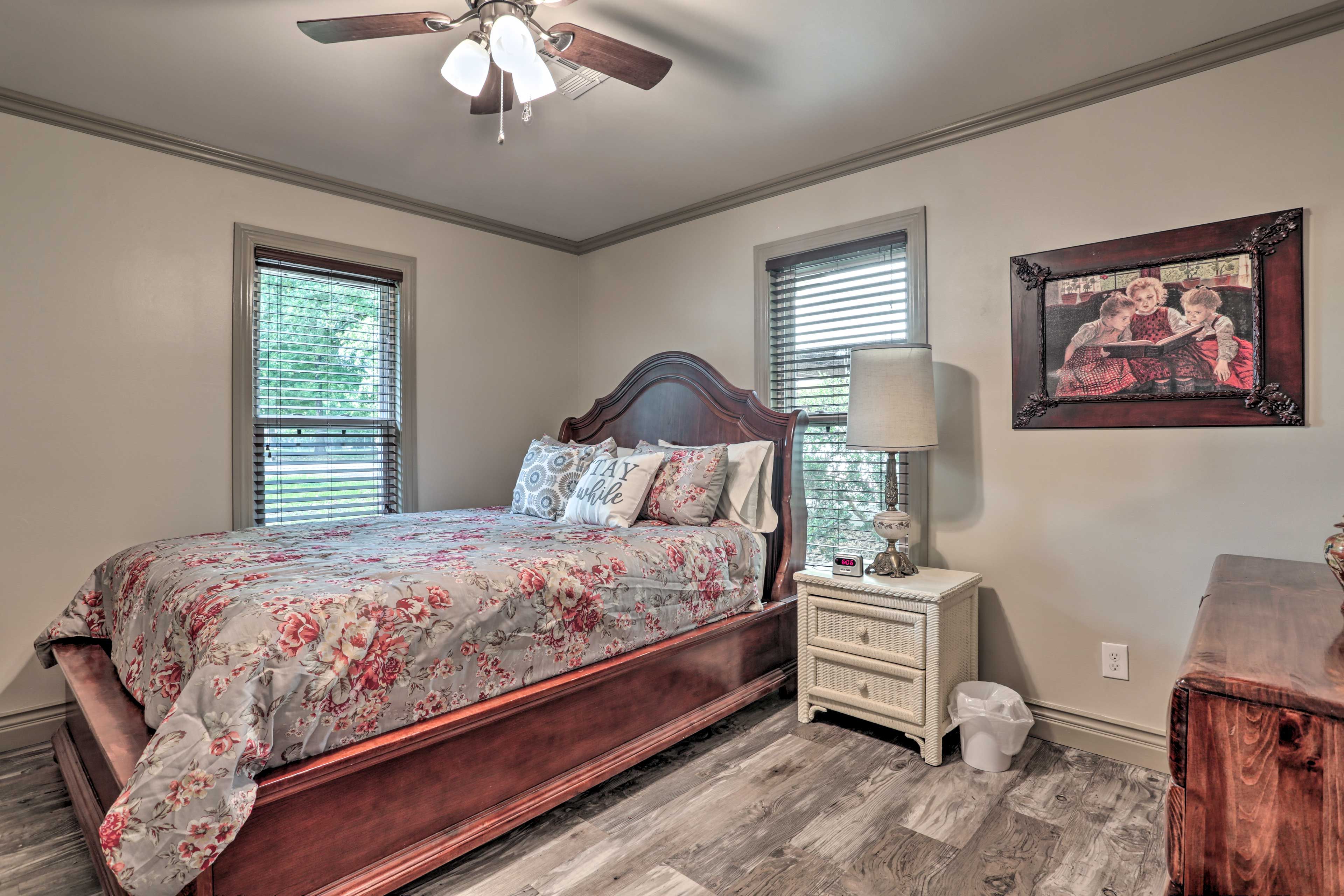 Bedroom 1 | Queen Bed