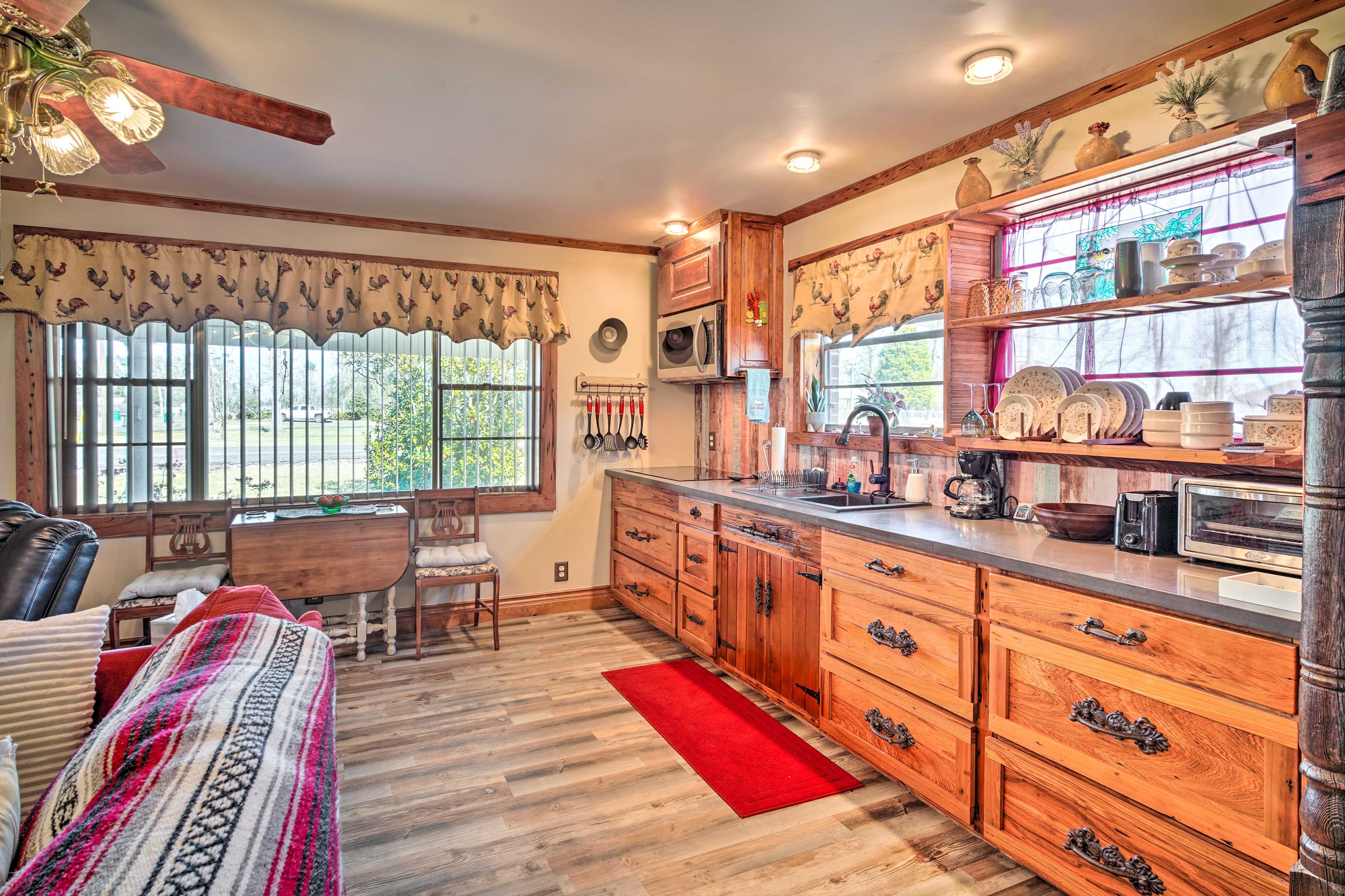 Lake Charles Vacation Rental | Studio | 1BA | 600 Sq Ft | 1 Exterior Step