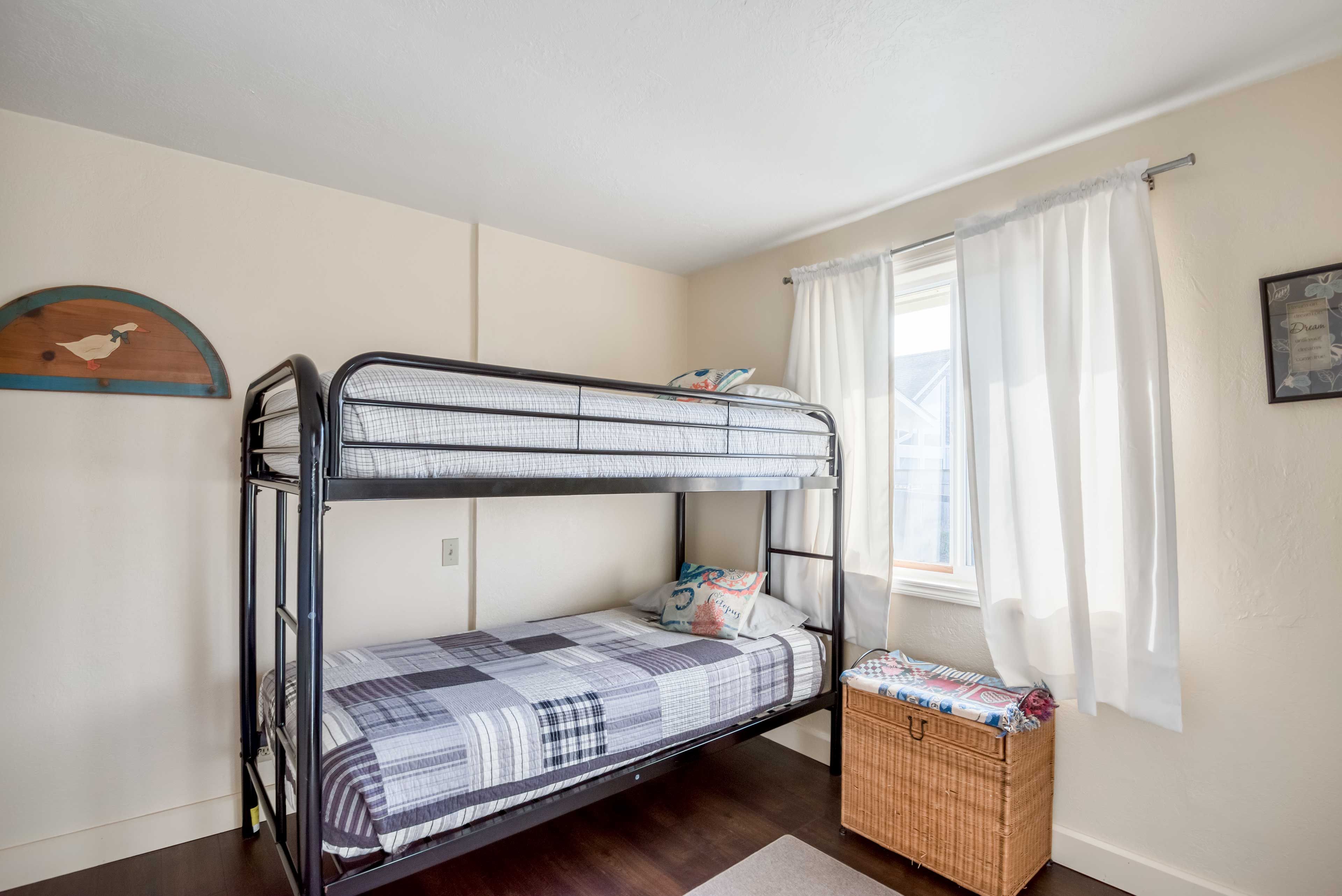 Bonus Room | Twin Bunk Bed | Children's Toys & Books
