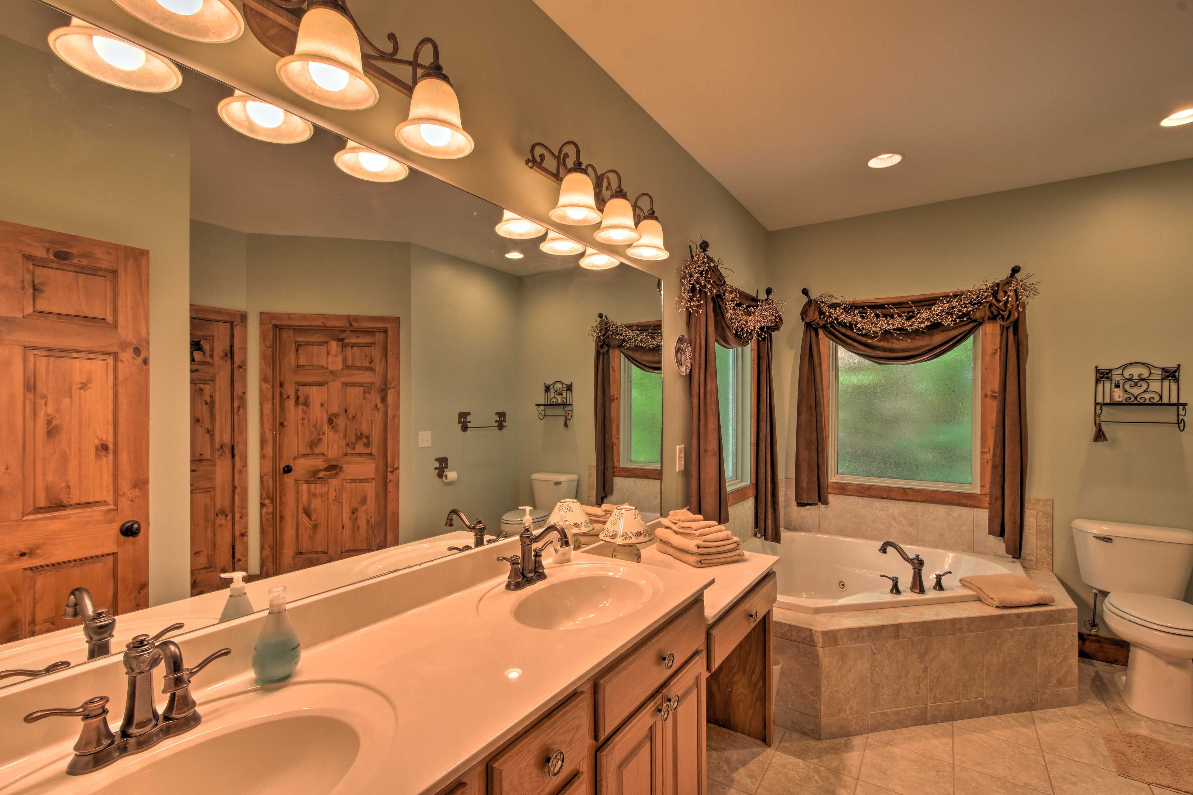 En-Suite Bath | 1st Floor | Some Steps Required