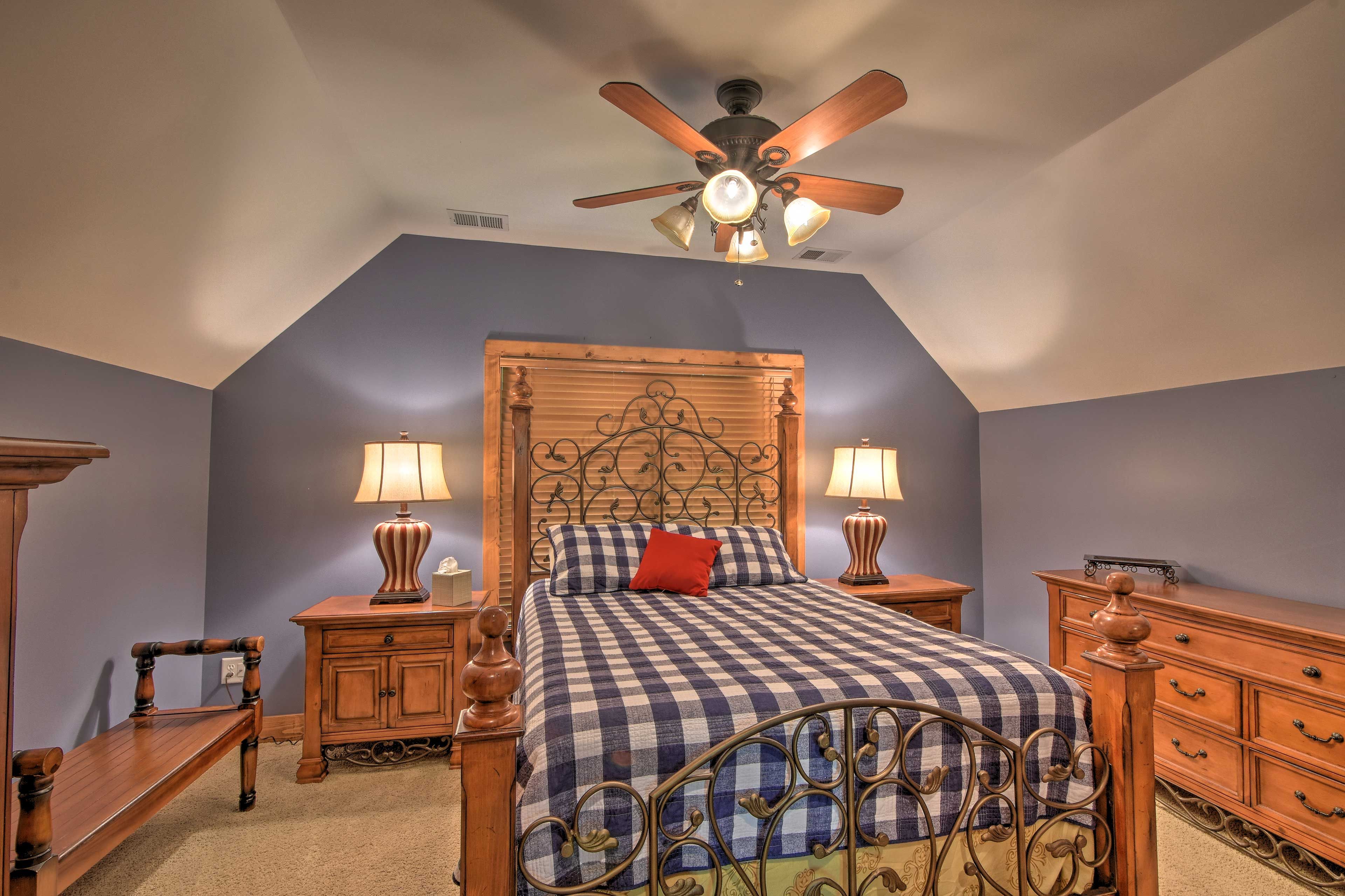 Bedroom 4 | Queen Bed | 2nd Floor | Steps Required