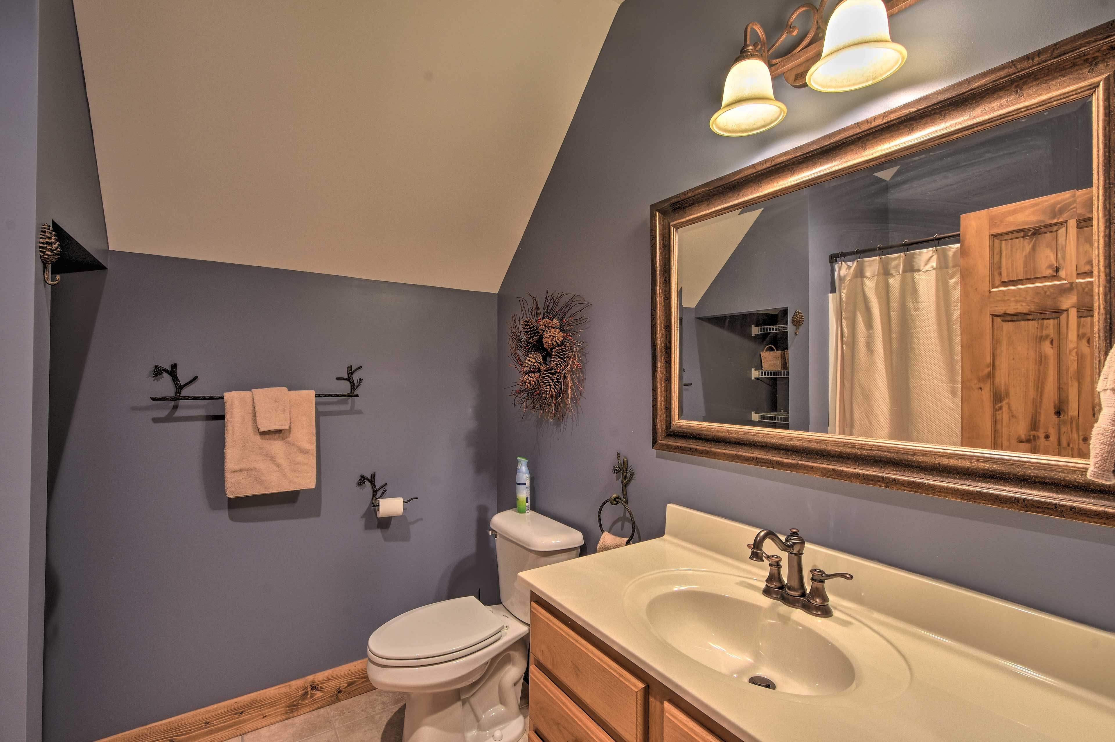 En-suite Bathroom | 2nd Floor | Steps Required
