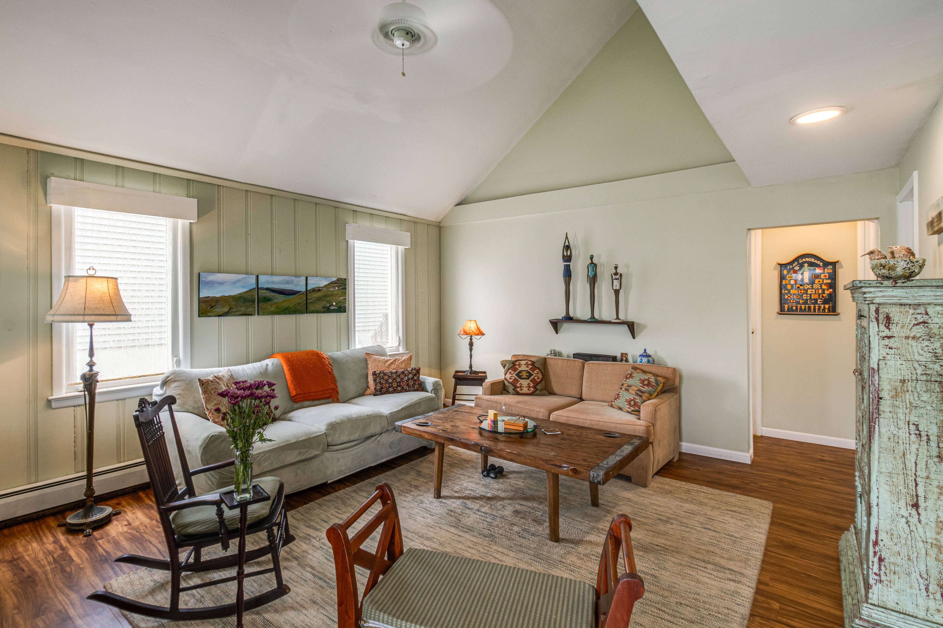 Living Room | Air Conditioning | Free WiFi | Gas Fireplace