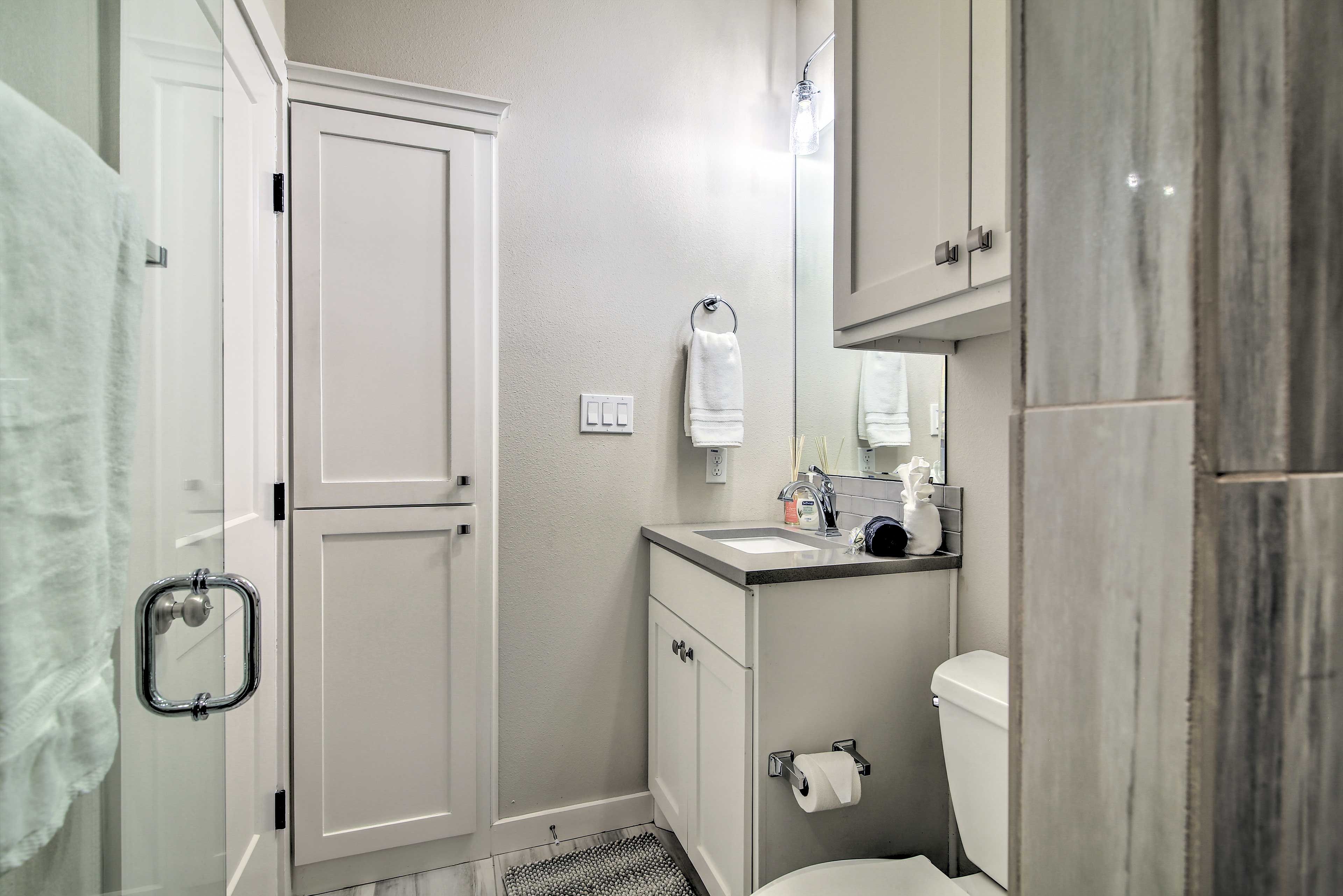 The full bathroom has top-notch furnishings.