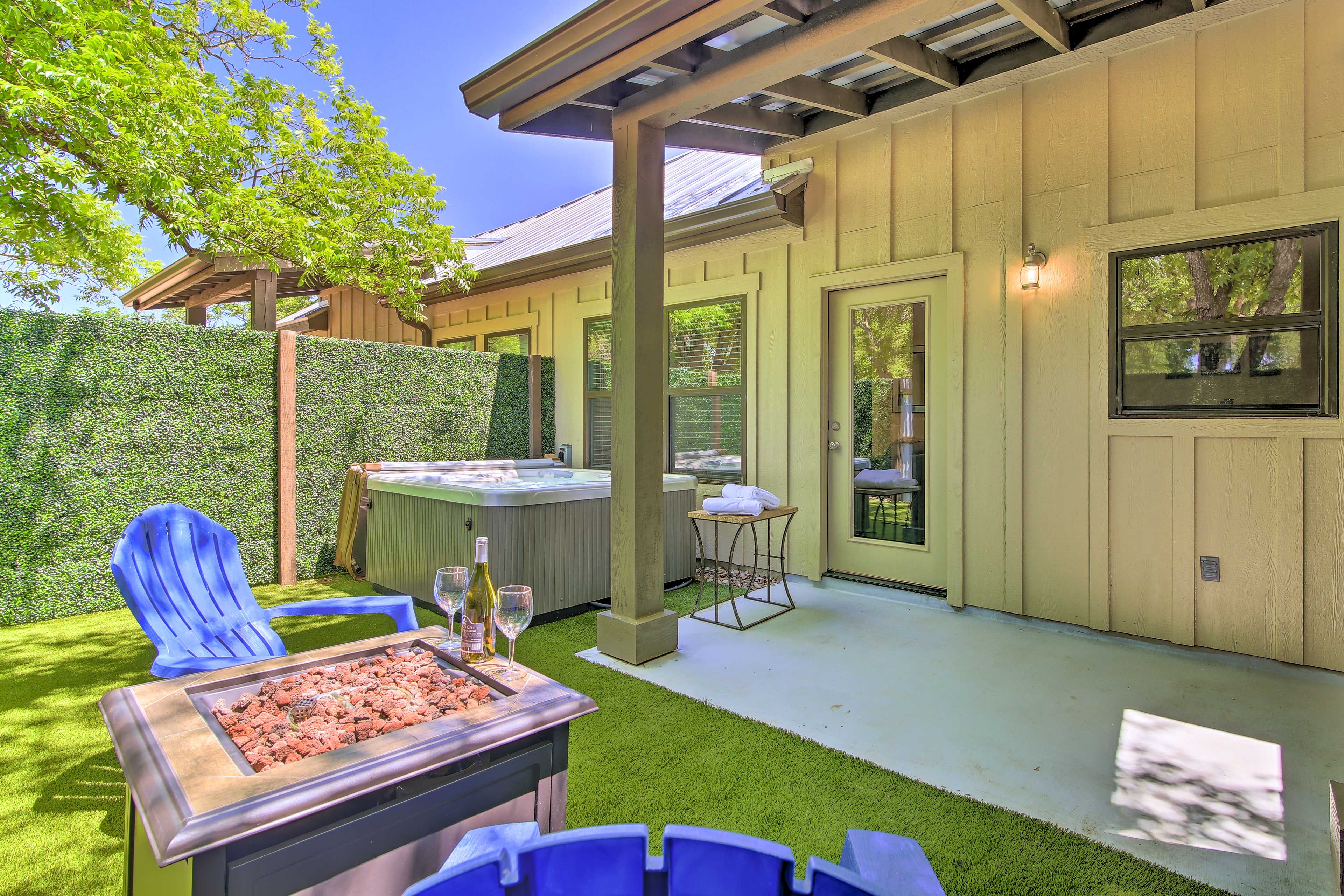 This 1-bed, 1-bath Fredericksburg condo boasts all the amenities you could want!