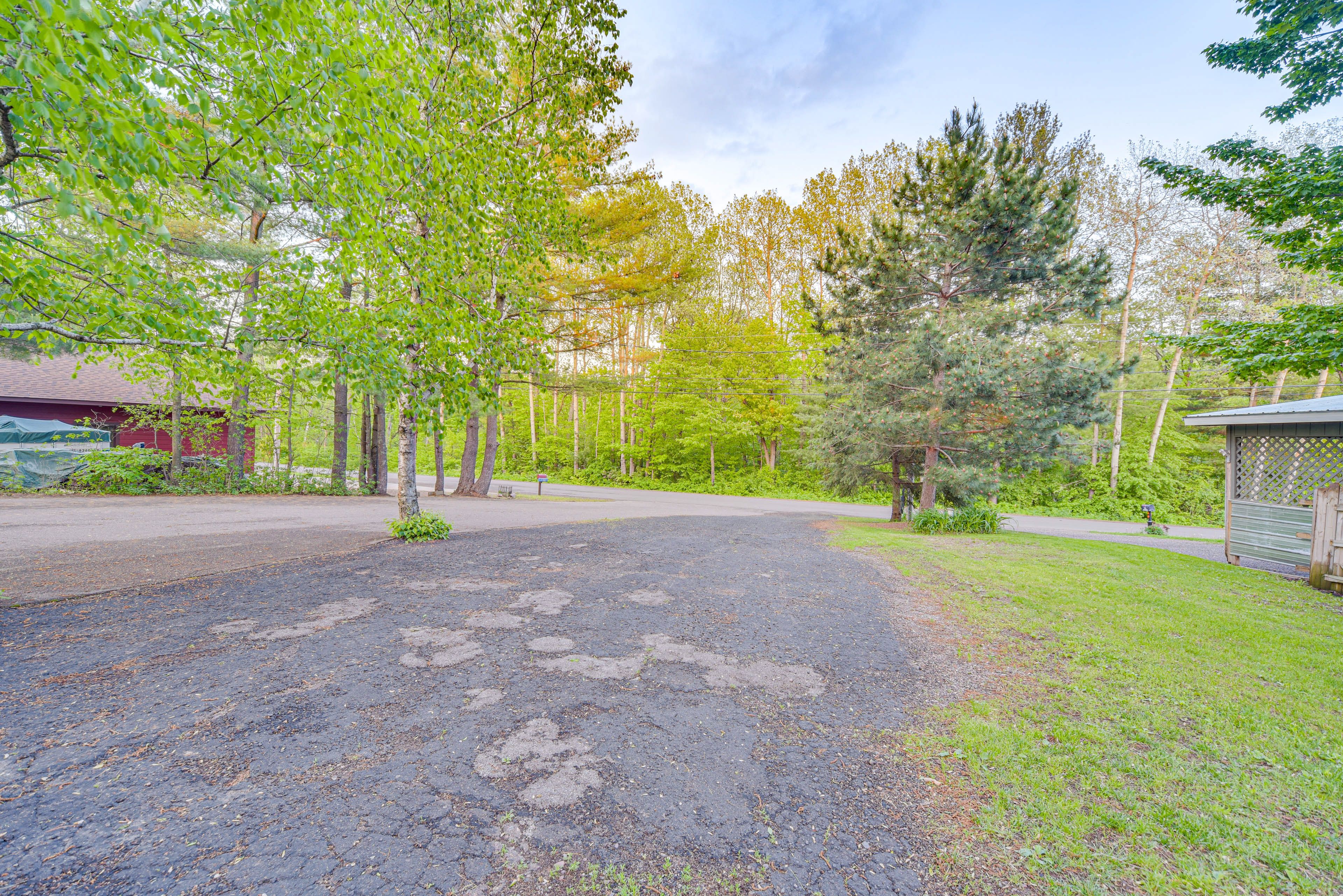 Parking | Driveway (3 vehicles) | Street Parking | Trailer Parking
