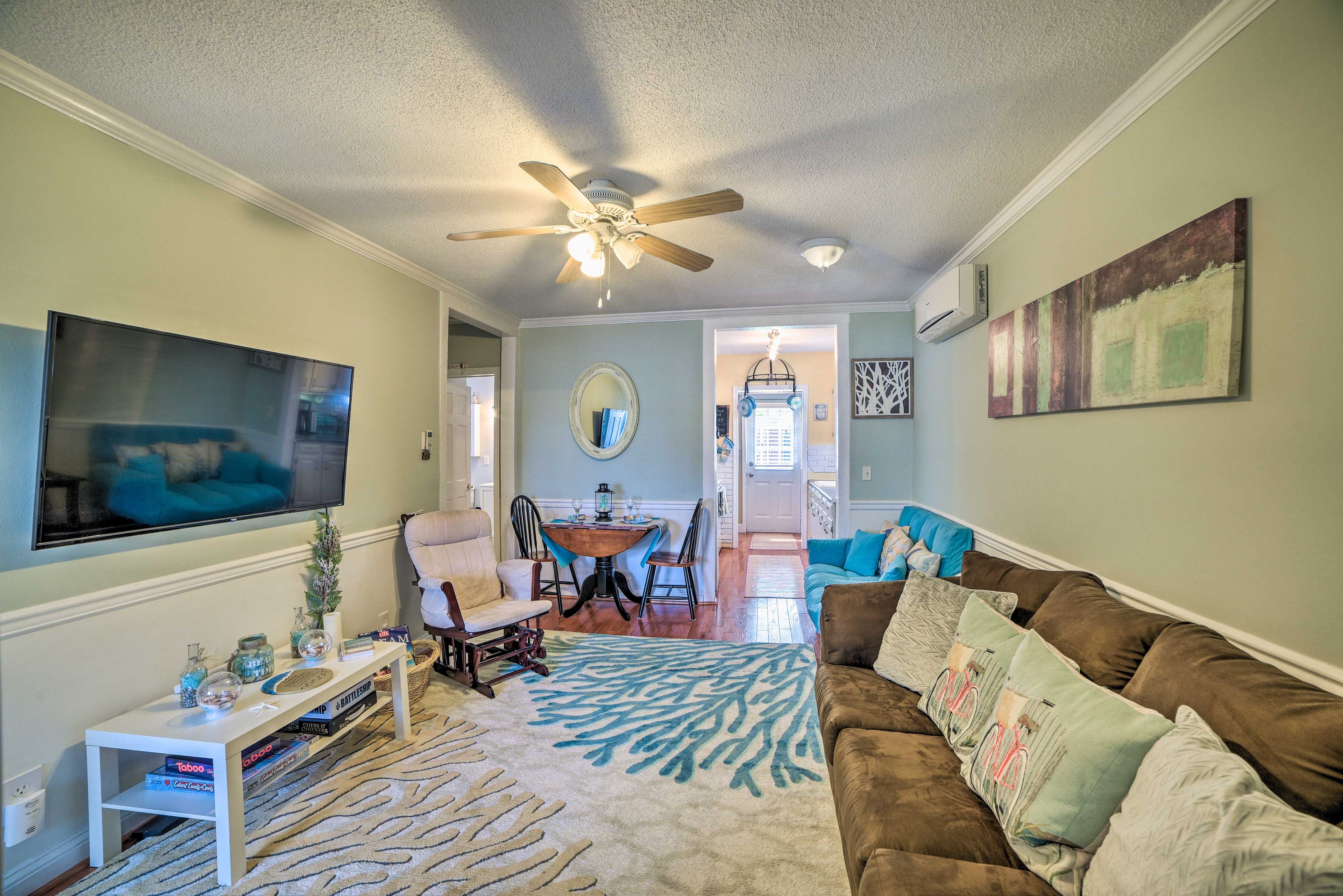 Living Room | Central A/C & Heating | Smart TV | Free WiFi