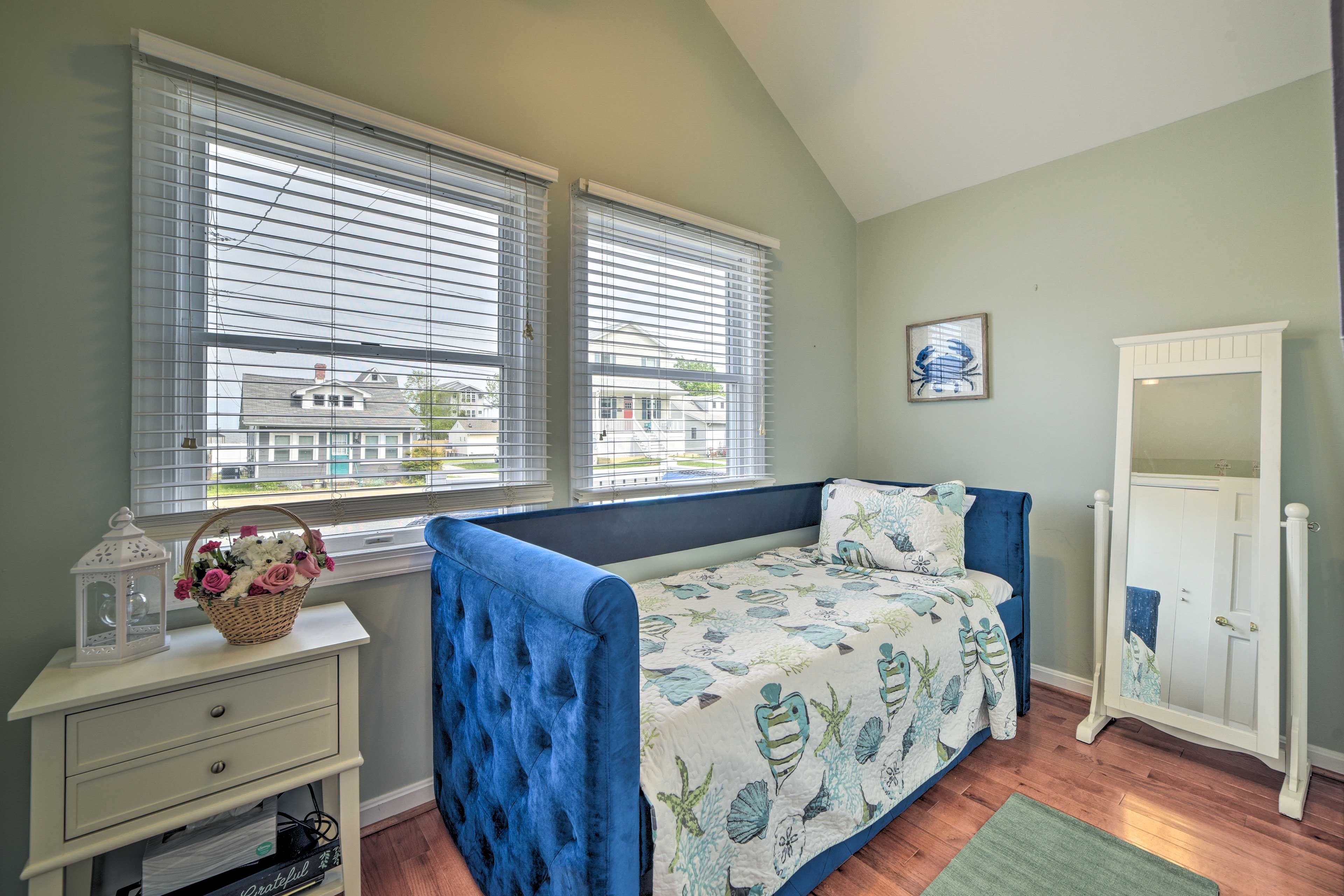 Bedroom 2 | Twin Daybed w/ Twin Trundle