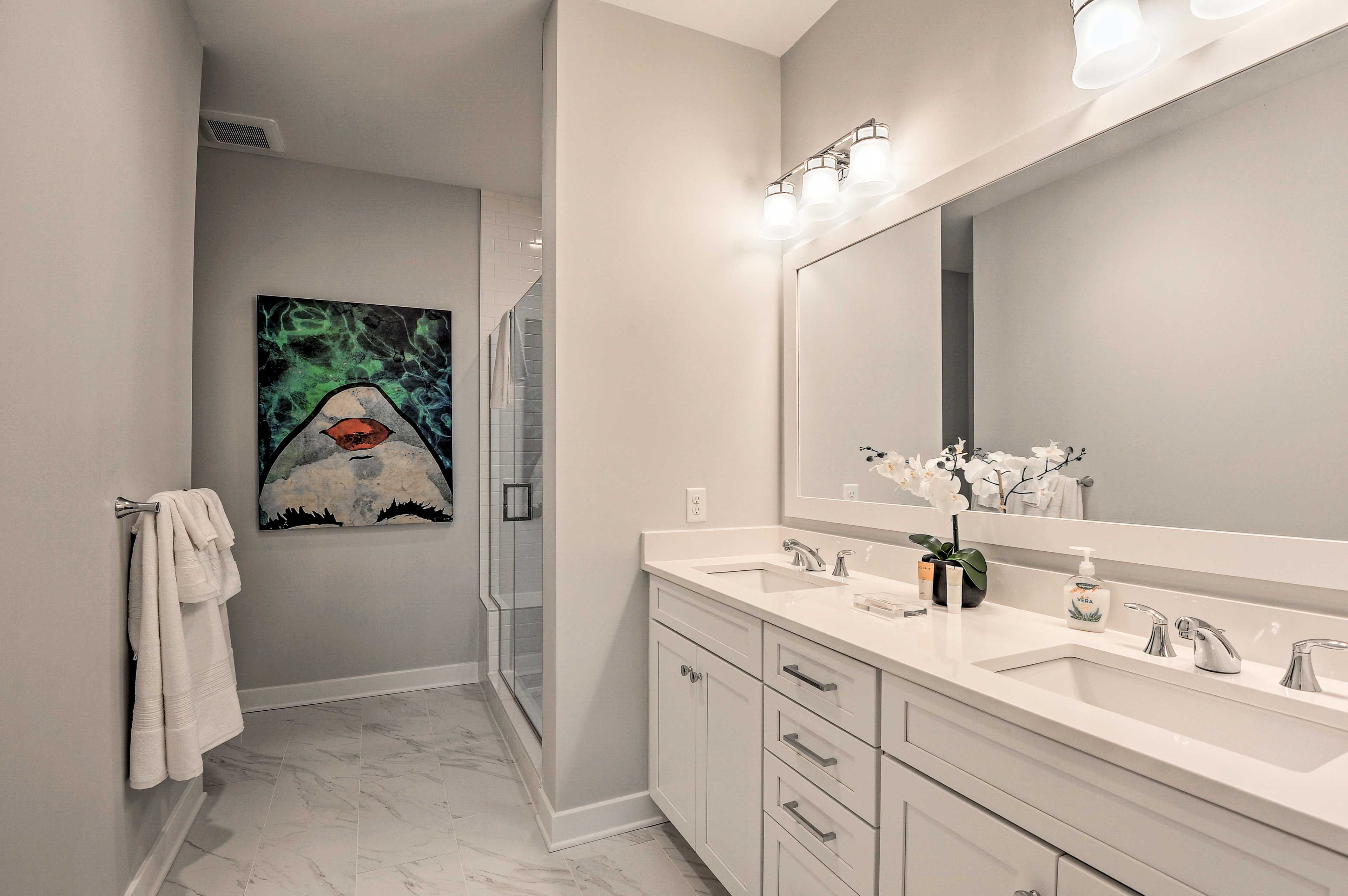 En-Suite Bathroom | Linen/Towels Provided | Walk-In Shower