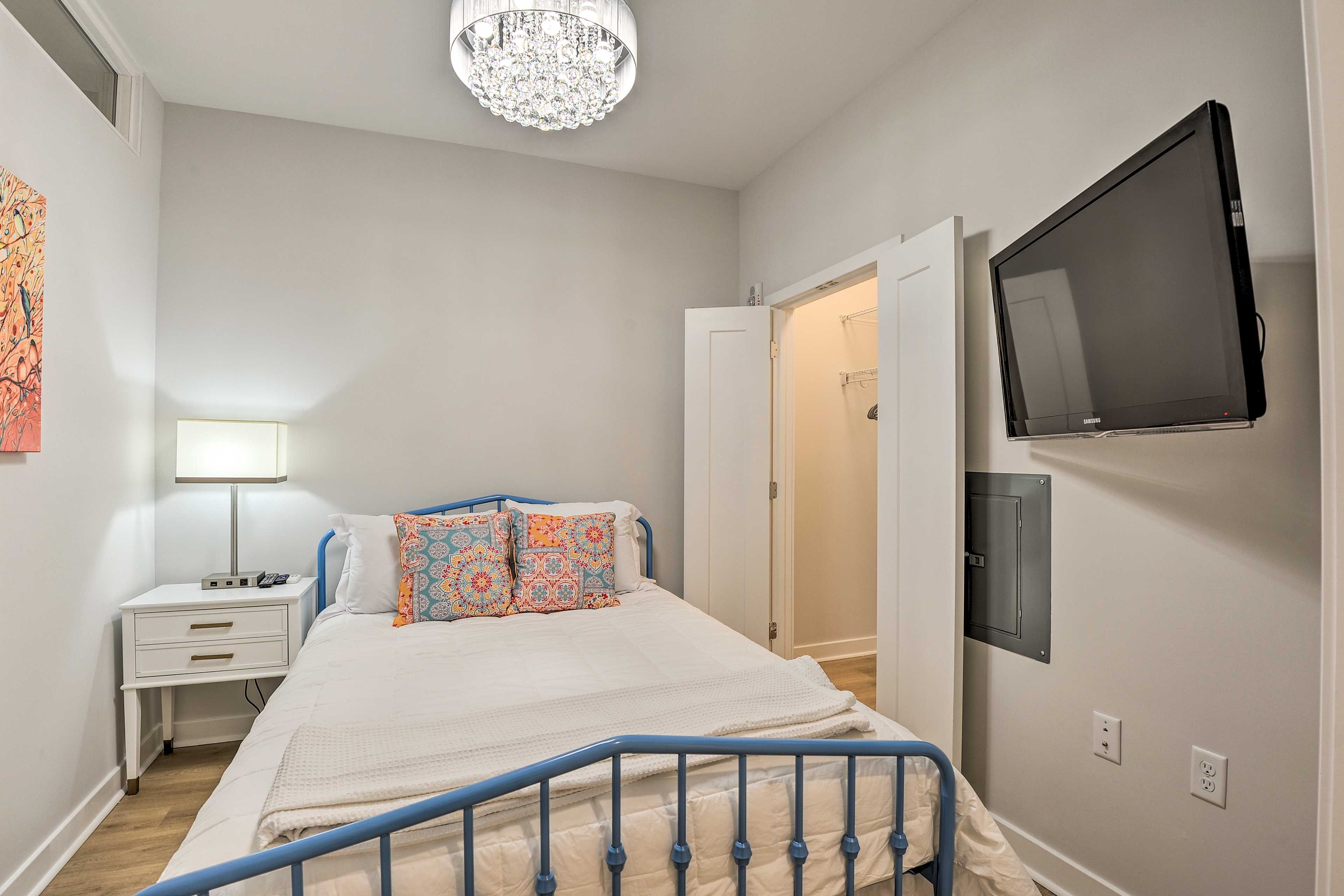 Bedroom 2 | Queen Bed | Smart TV