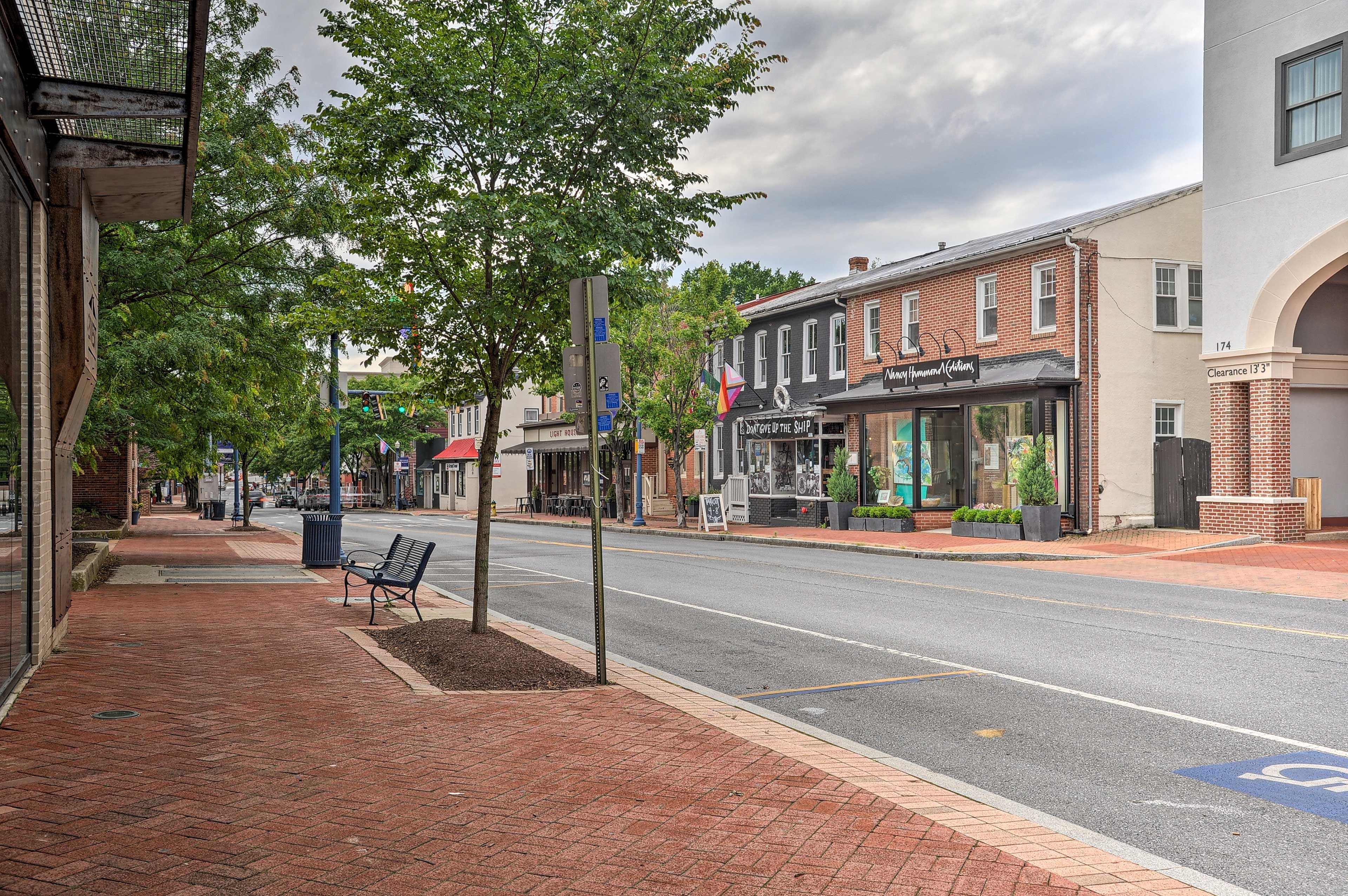 Nearby Attractions | Shopping & Dining Nearby