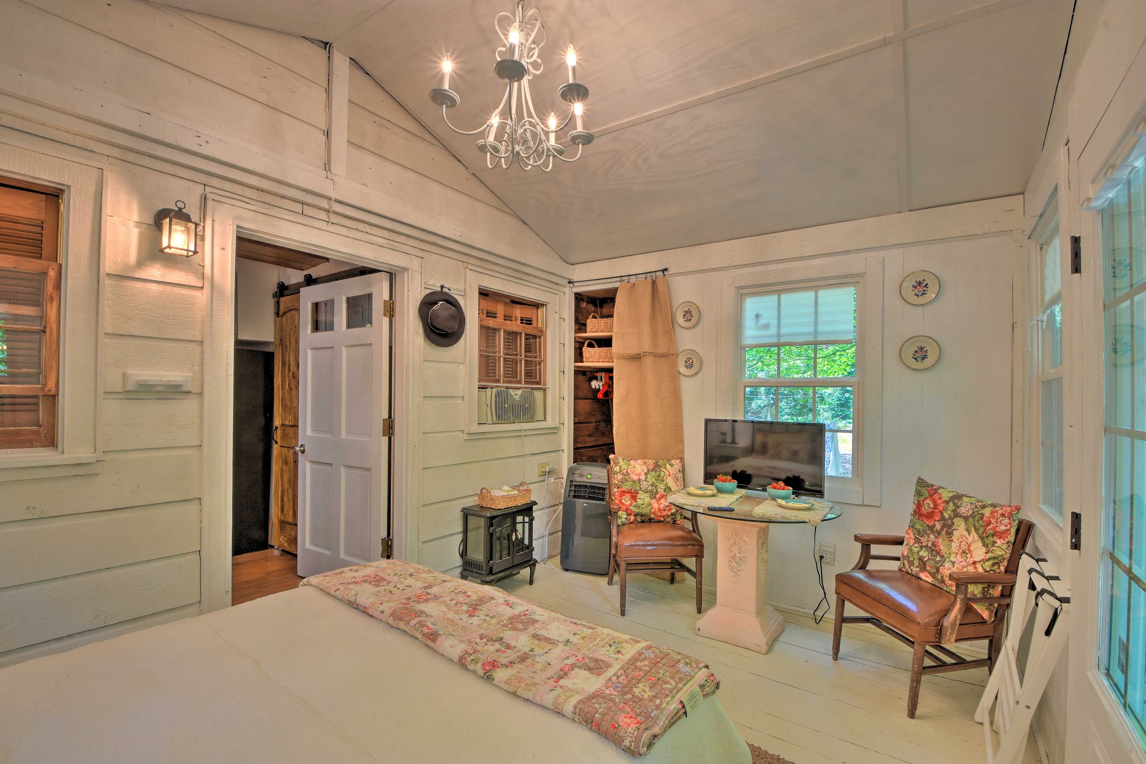Stay the perfect temperature with the heating and A/C unit!