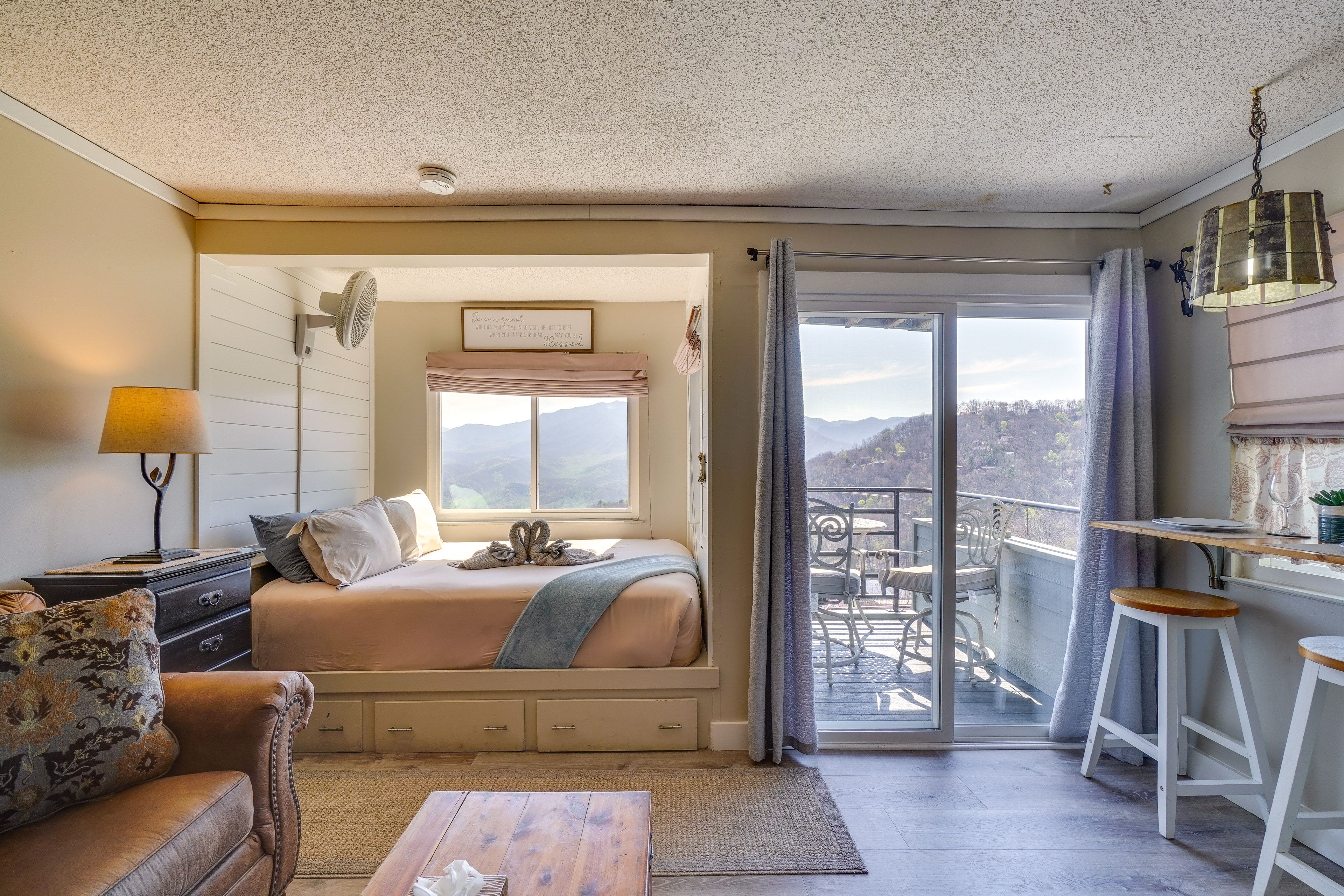 Studio Interior | Queen Bed