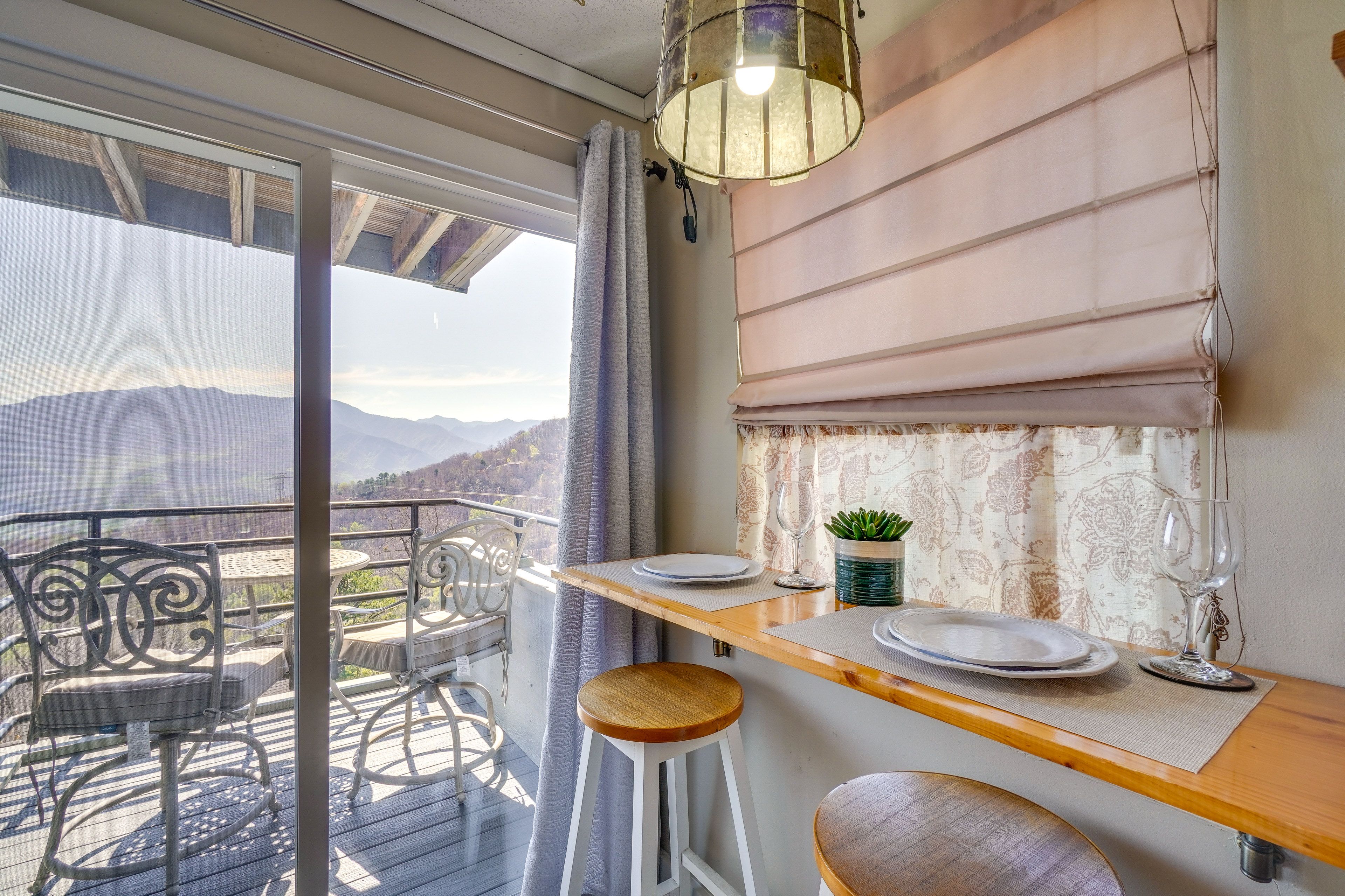 Dining Area | Dishes & Flatware Provided