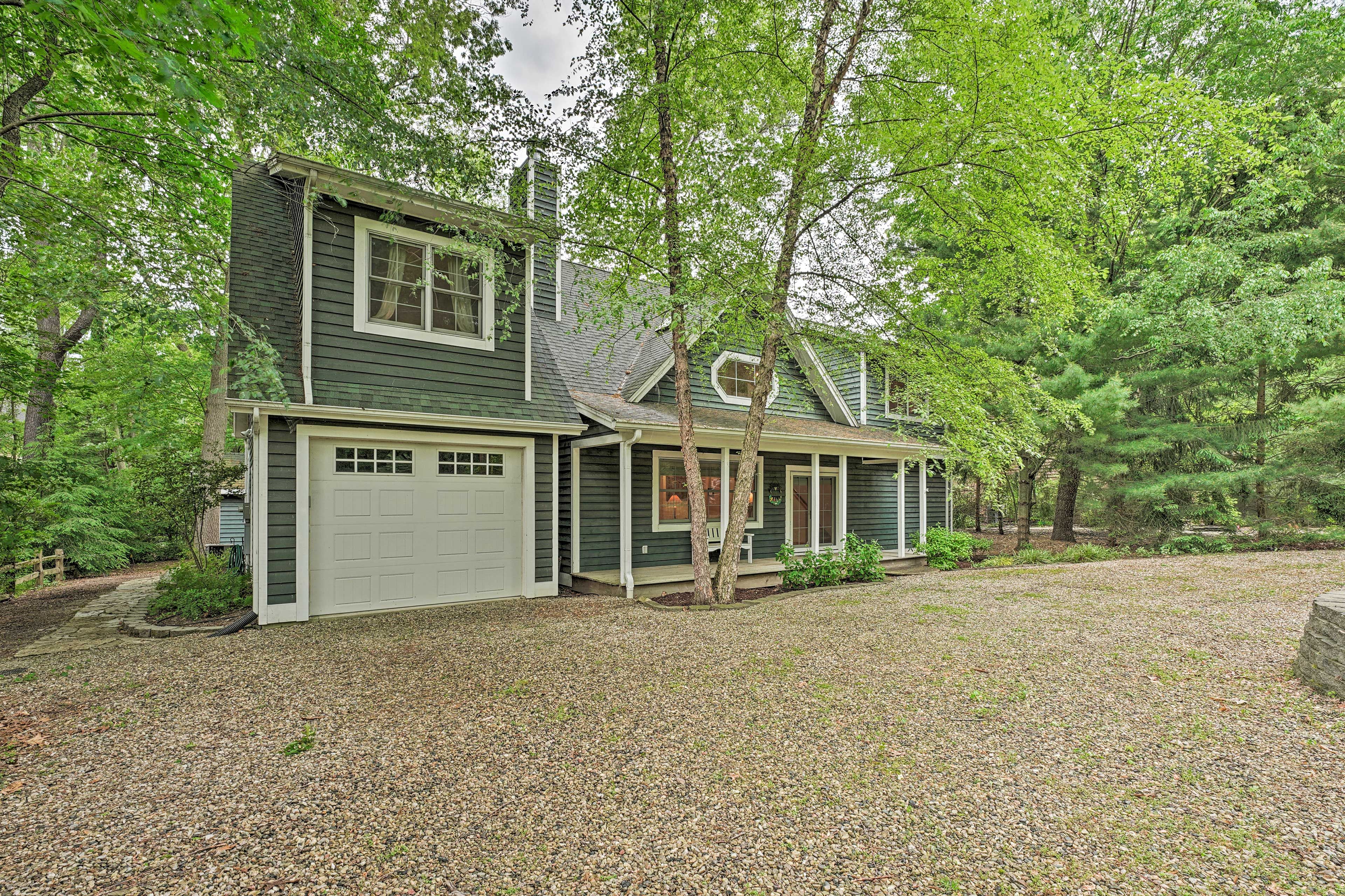 Parking: Garage (1 Vehicle), Driveway (4 Vehicles)