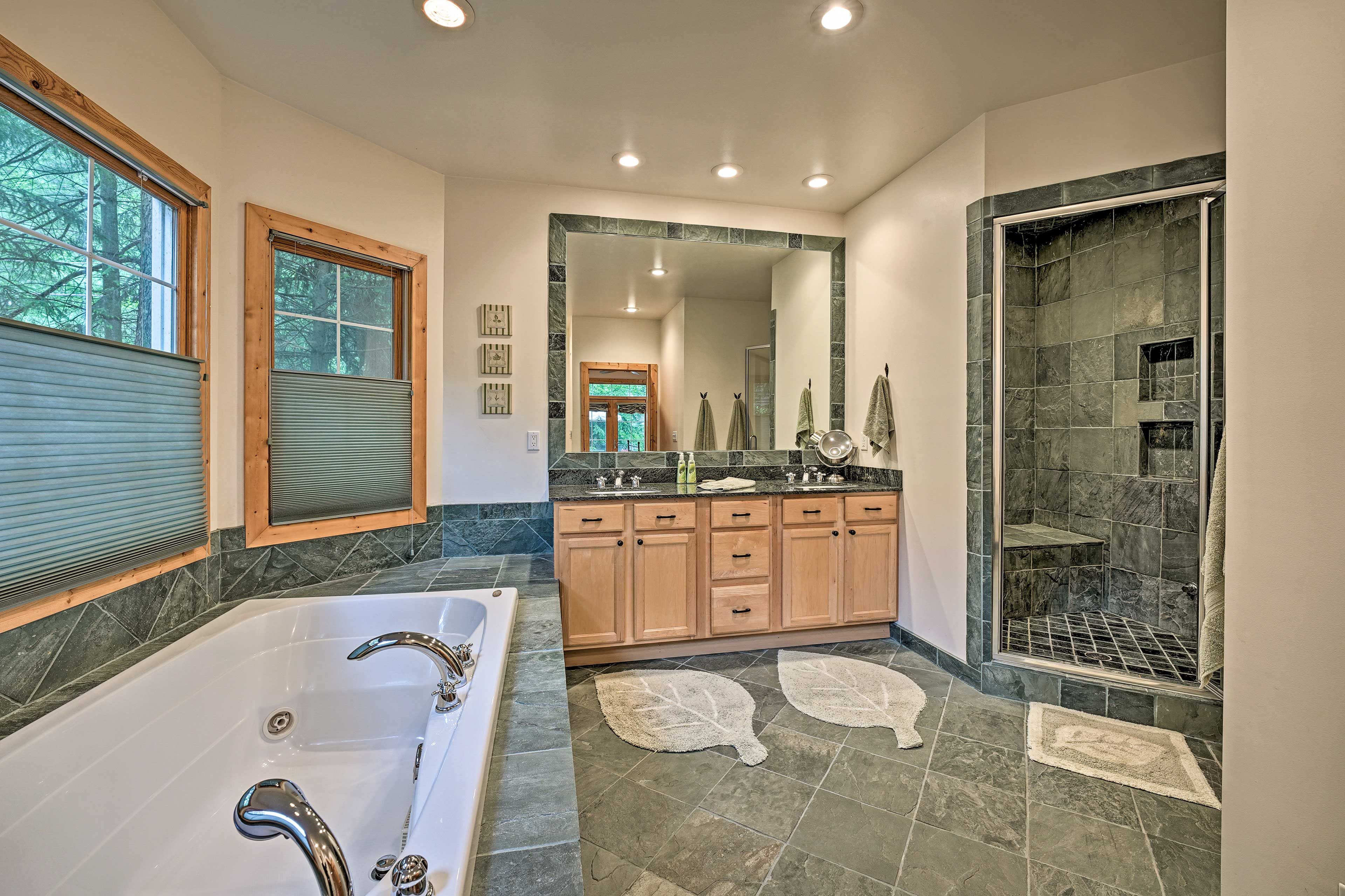 En-Suite Bath | 1st Floor | Towels Provided | Complimentary Toiletries