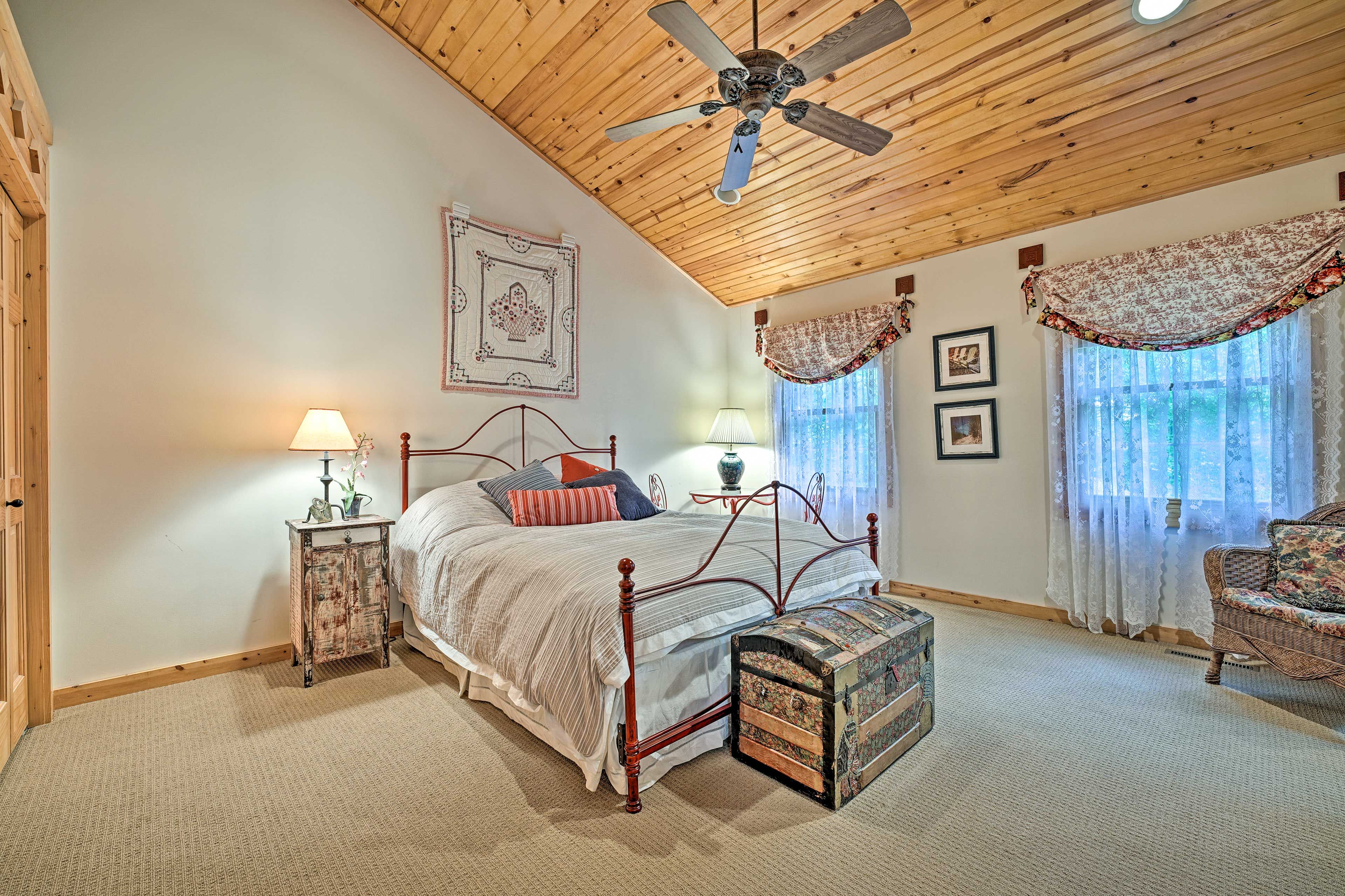 Bedroom 3 | Queen Bed | 2nd Floor | Steps Required