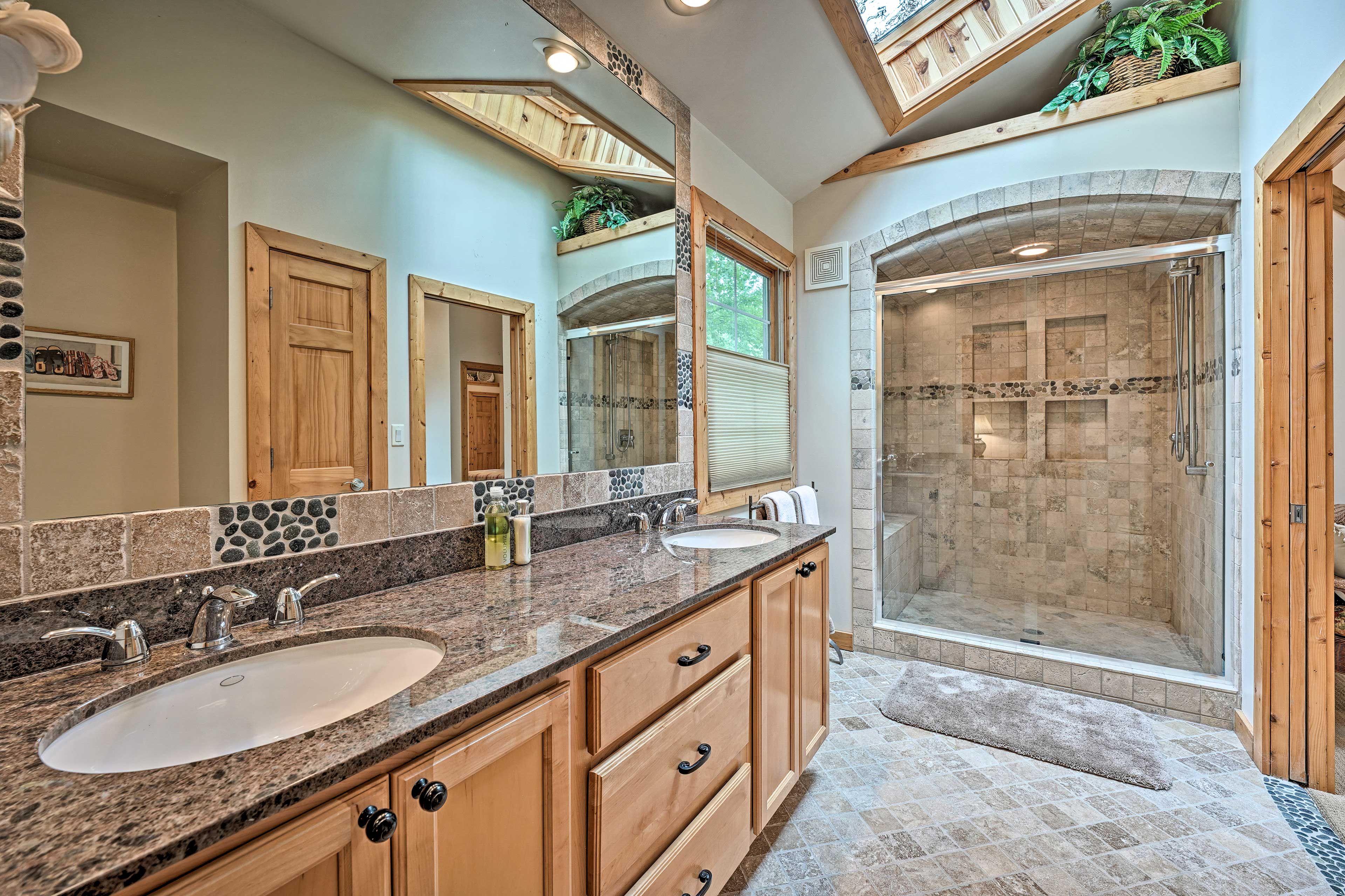 Full Bathroom | 2nd Floor | Towels Provided | Complimentary Toiletries
