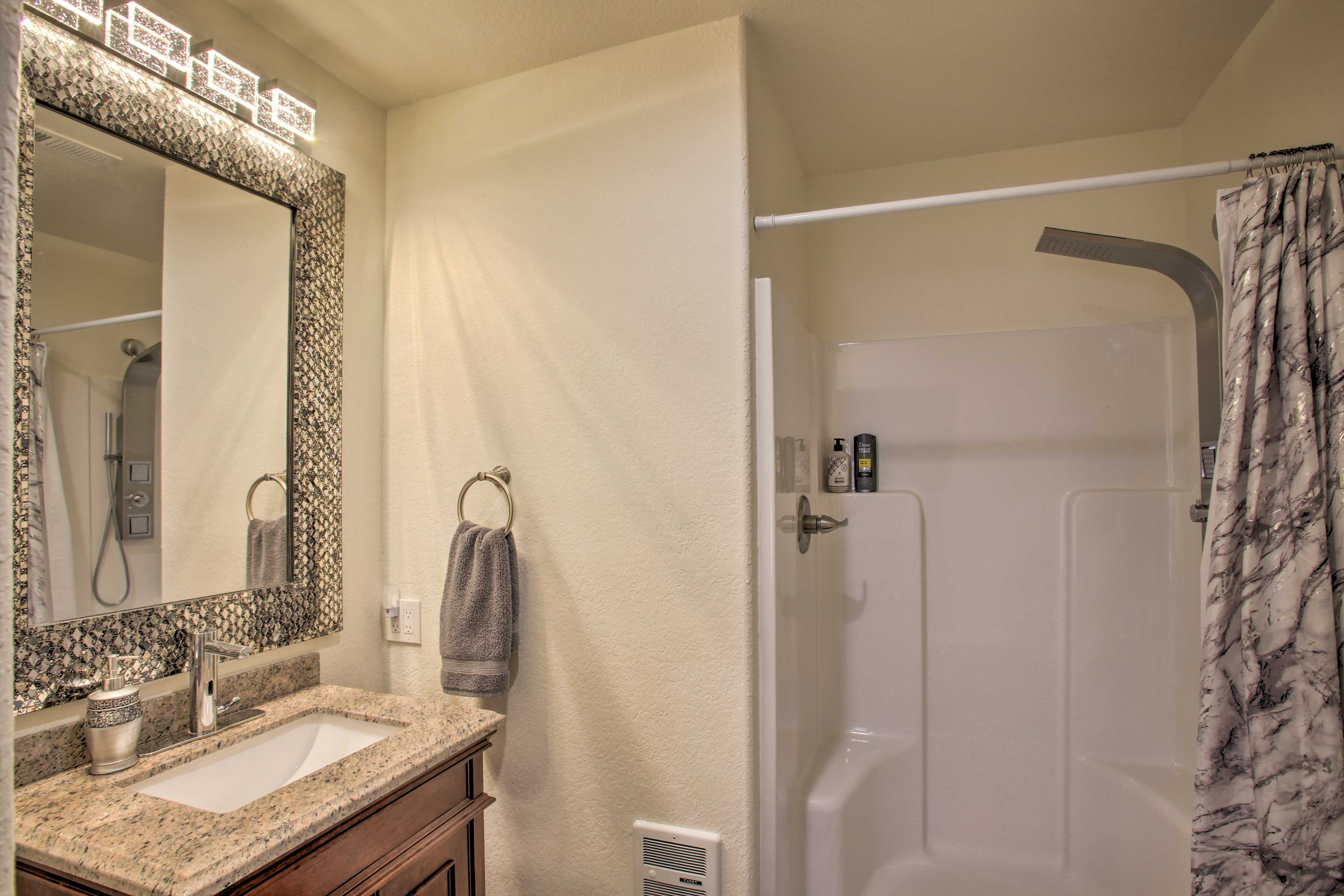 Full Bathroom | Towels Provided