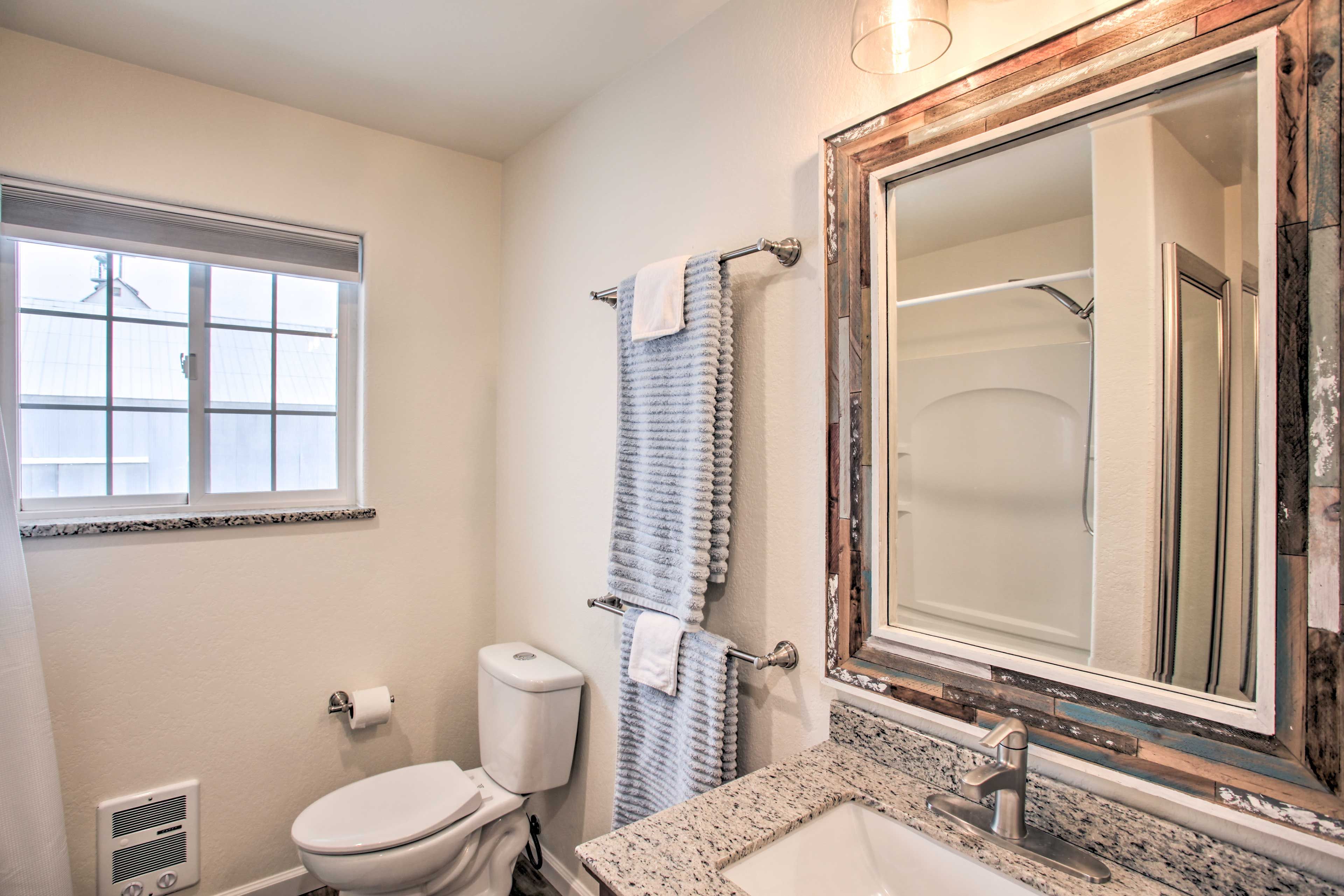 Full Bathroom | Towels Provided | Shower/Tub Combo