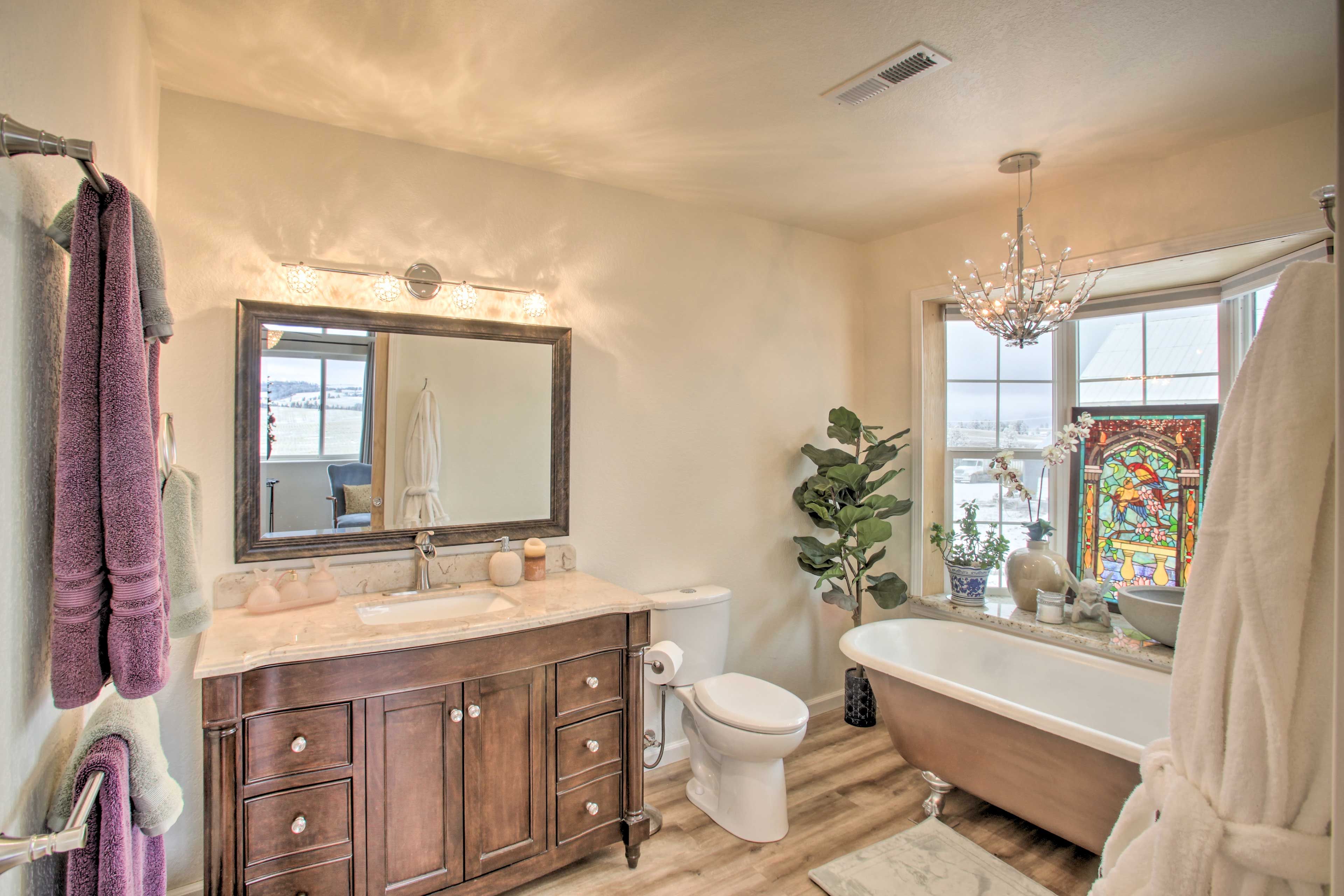 En-Suite Full Bathroom | Claw Foot Soaking Tub | Towels Provided