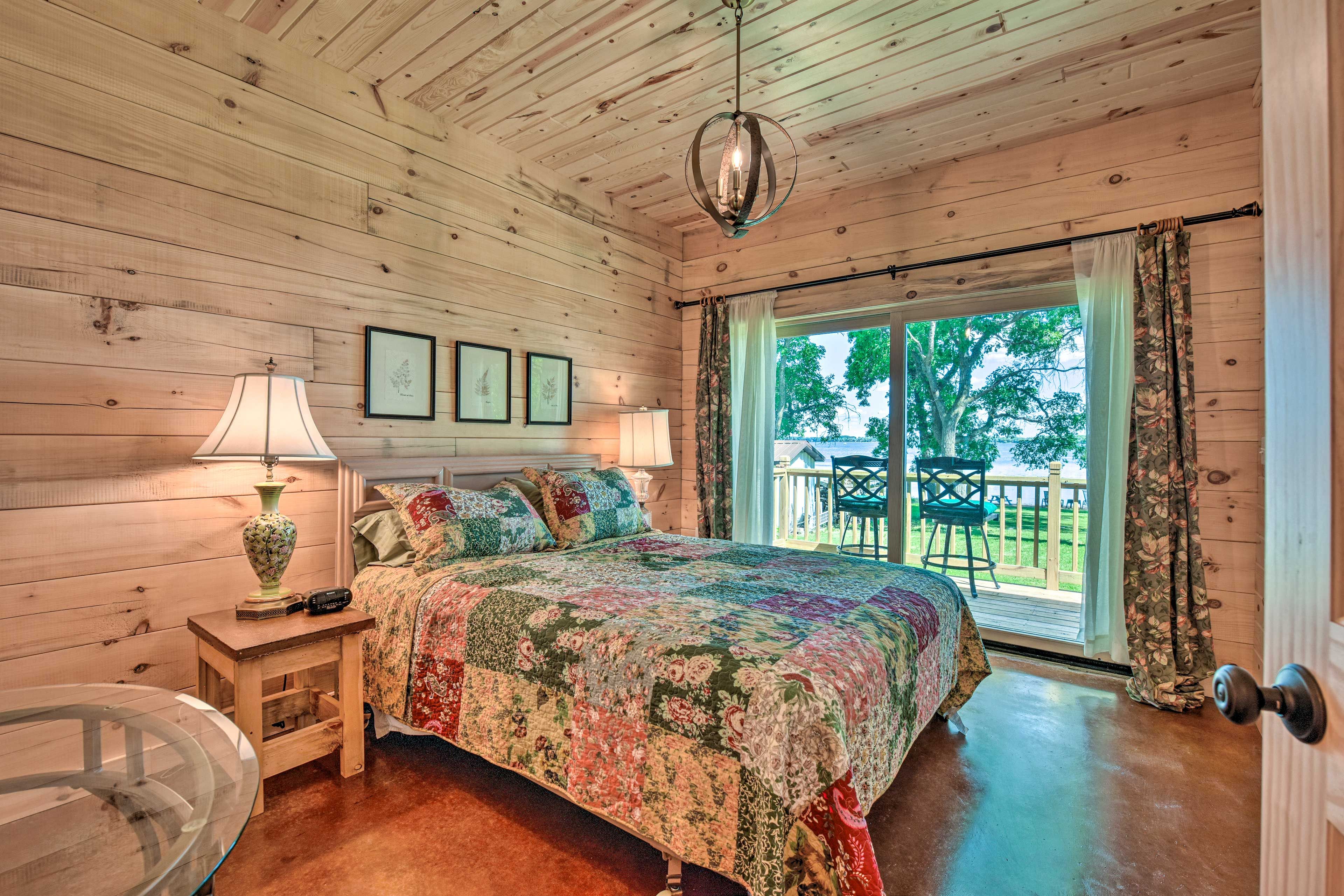 Bedroom 1 | Queen Bed | Linens Provided | 1st Floor