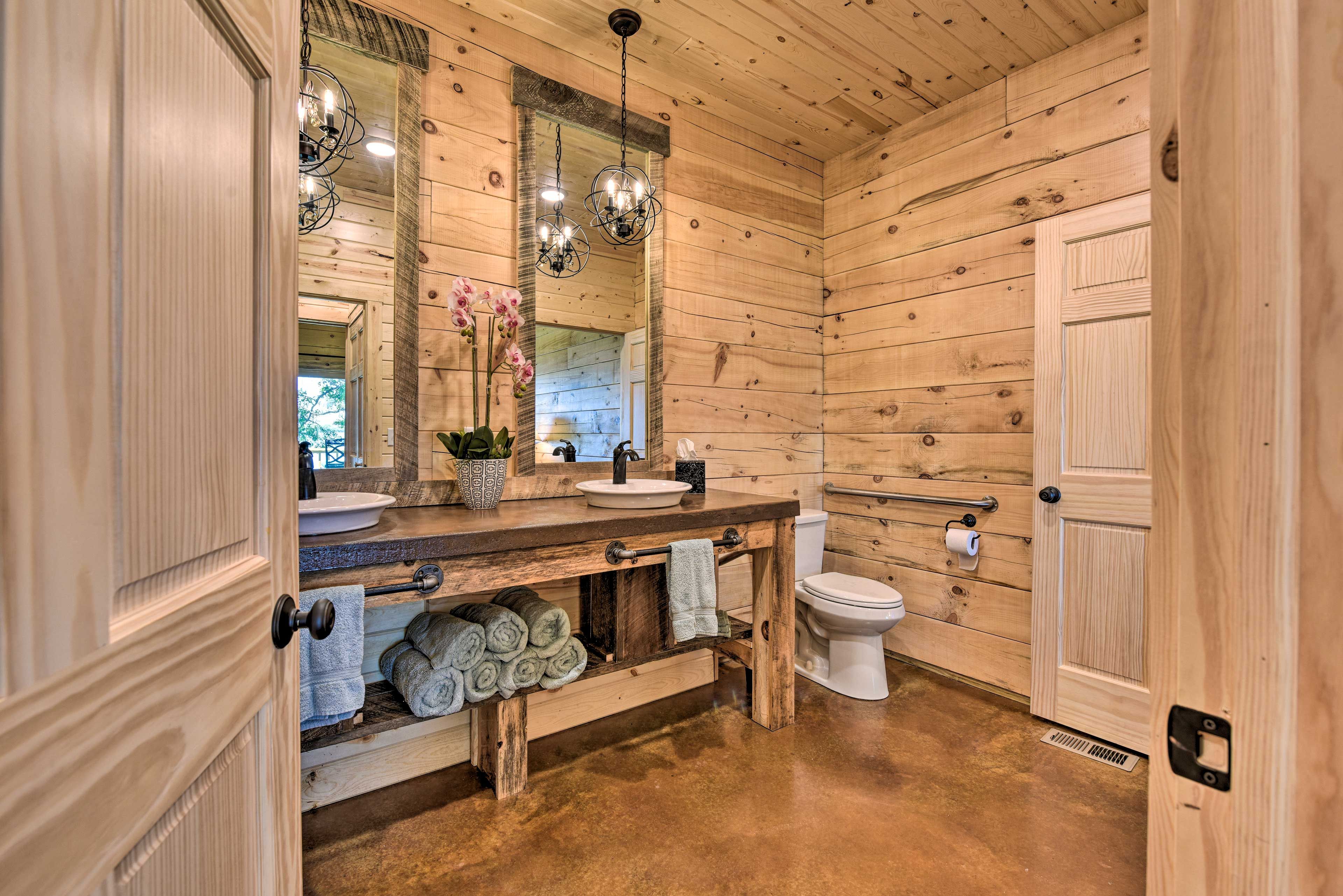 En-Suite Bathroom | Roll-In Shower | Towels Provided | 1st Floor