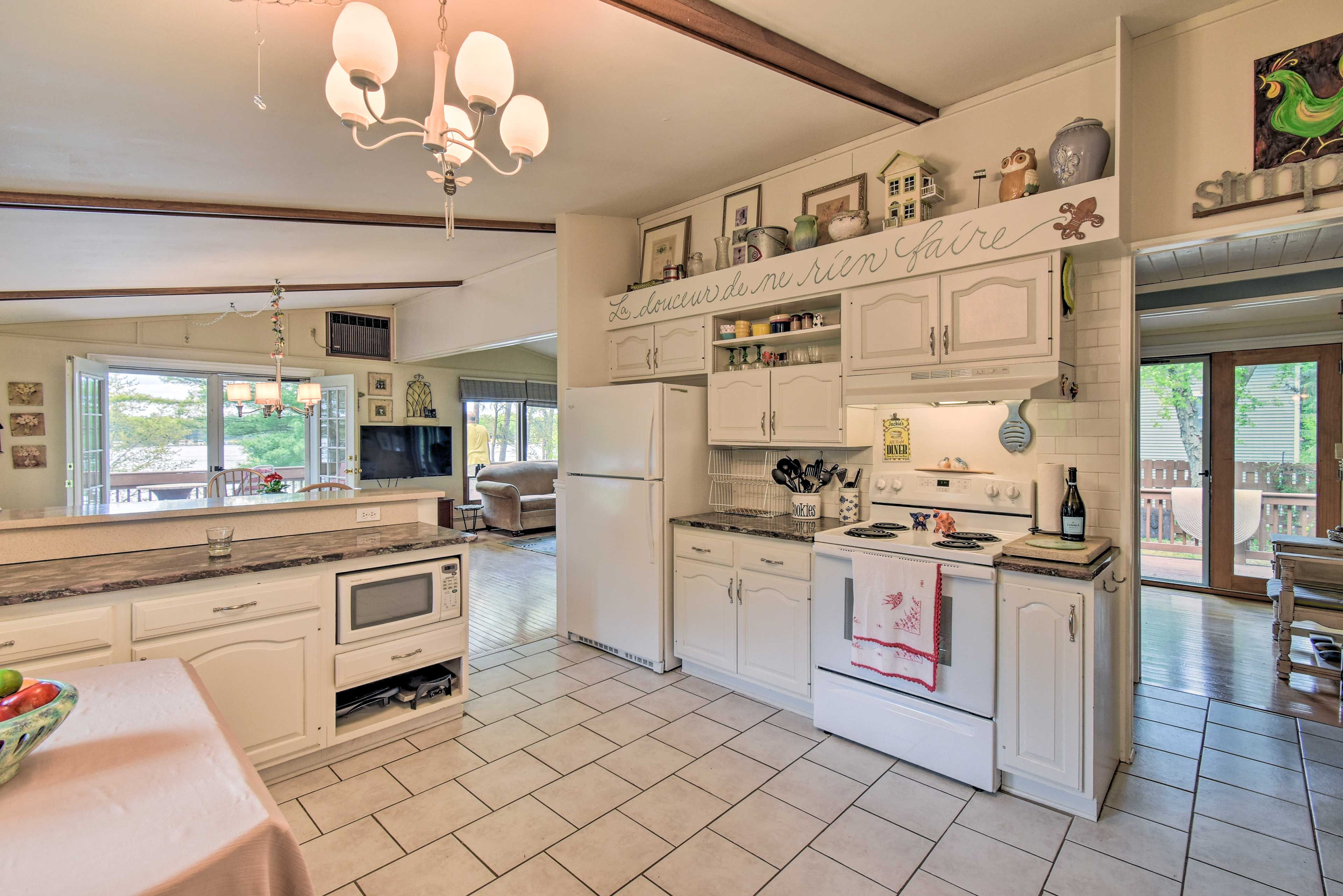 Enjoy the Parisian-theme as you grill your lunch on the stove.