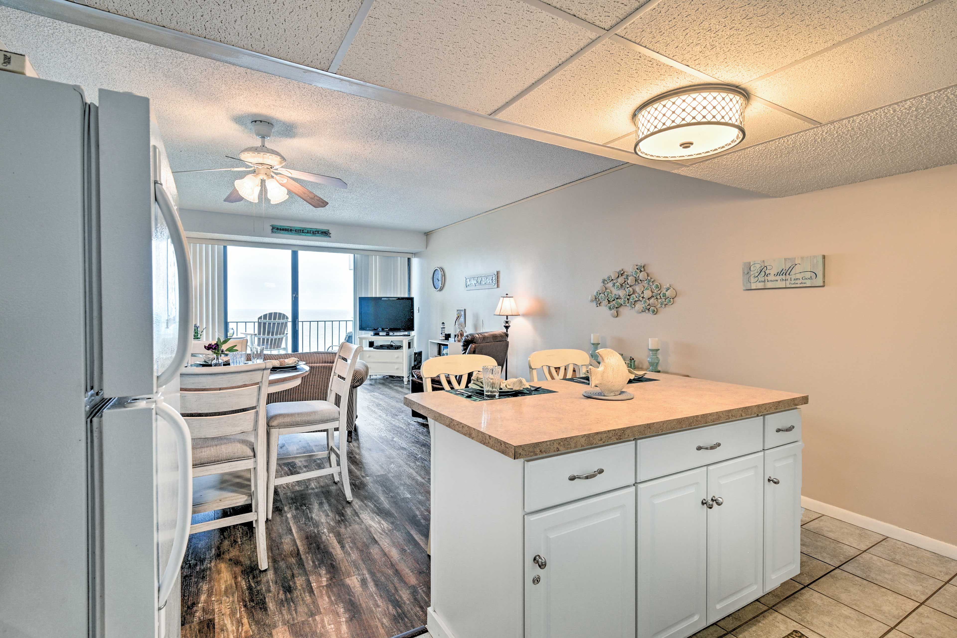 Fully Equipped Kitchen | Keurig Coffee Maker | Breakfast Bar | Dishwasher