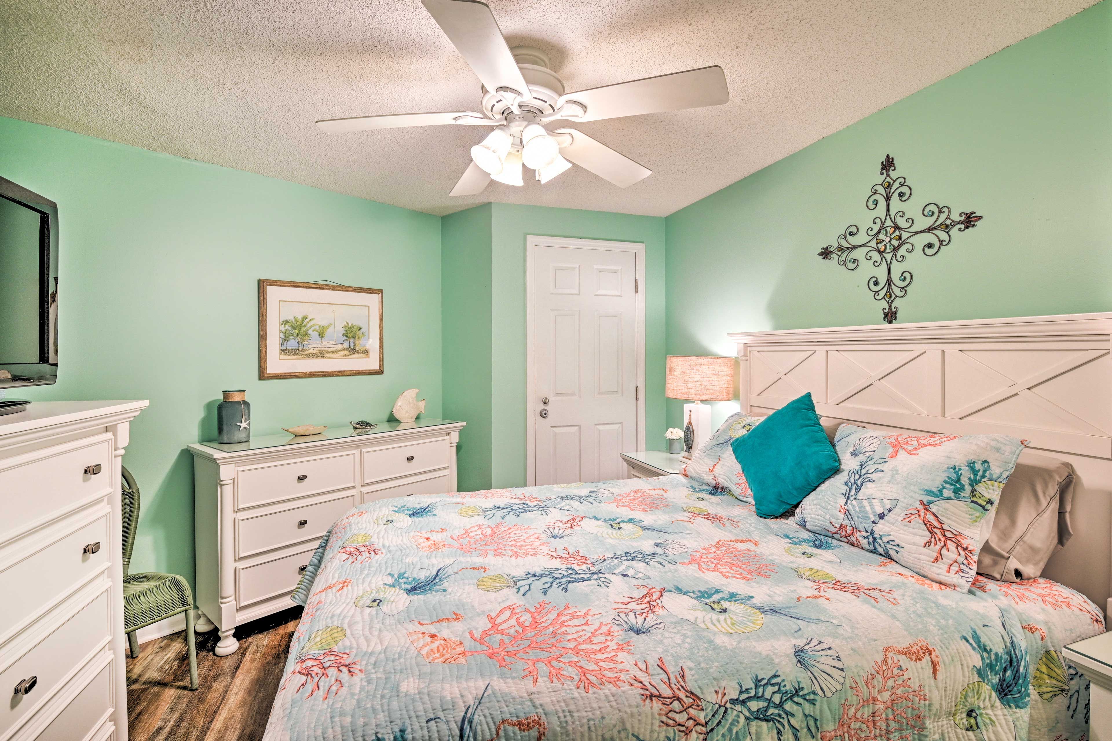 Bedroom | Queen Bed | Linens Provided | Flat-Screen TV