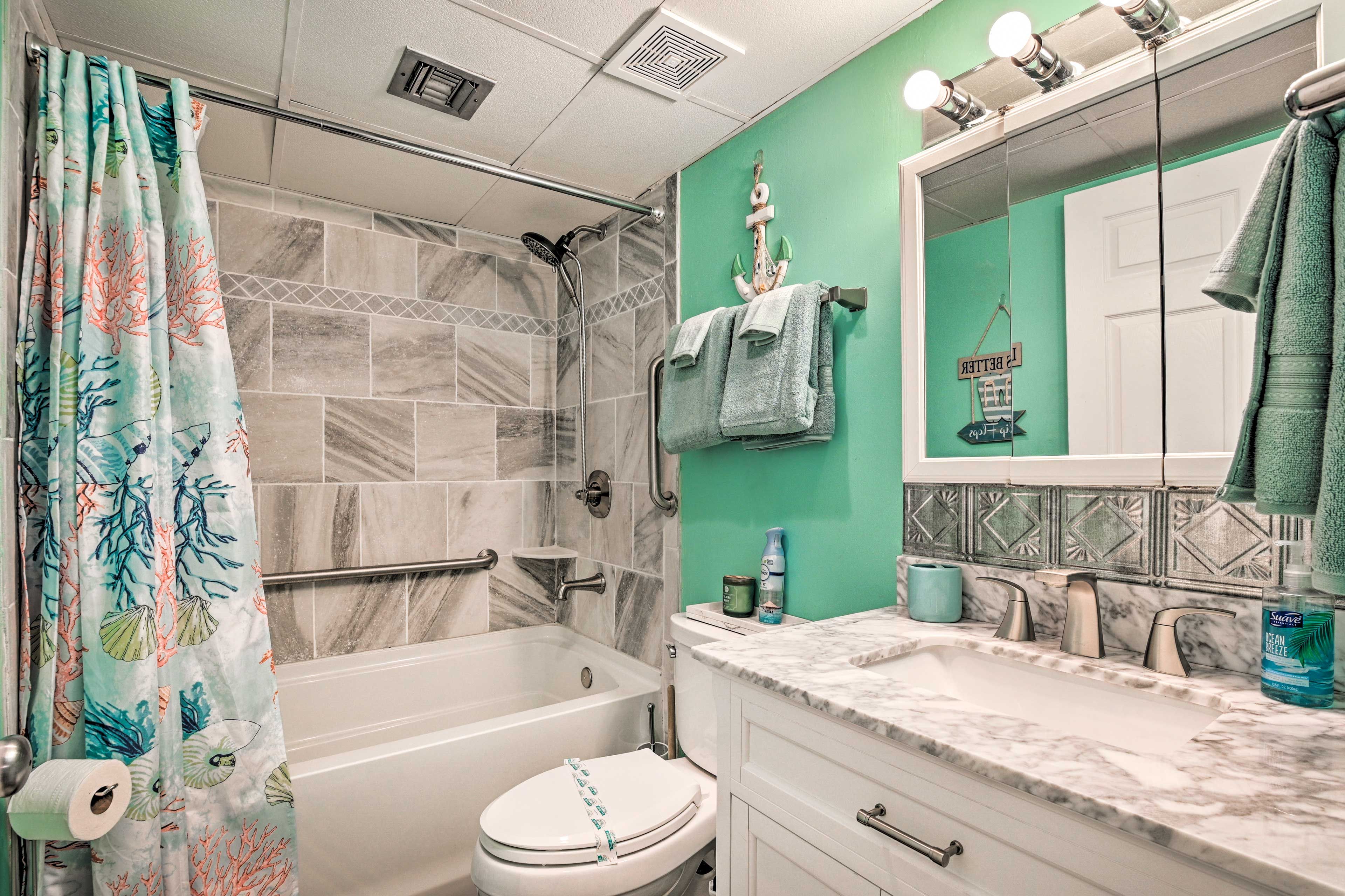 En-Suite Bathroom | Shower/Tub Combo | Towels Provided