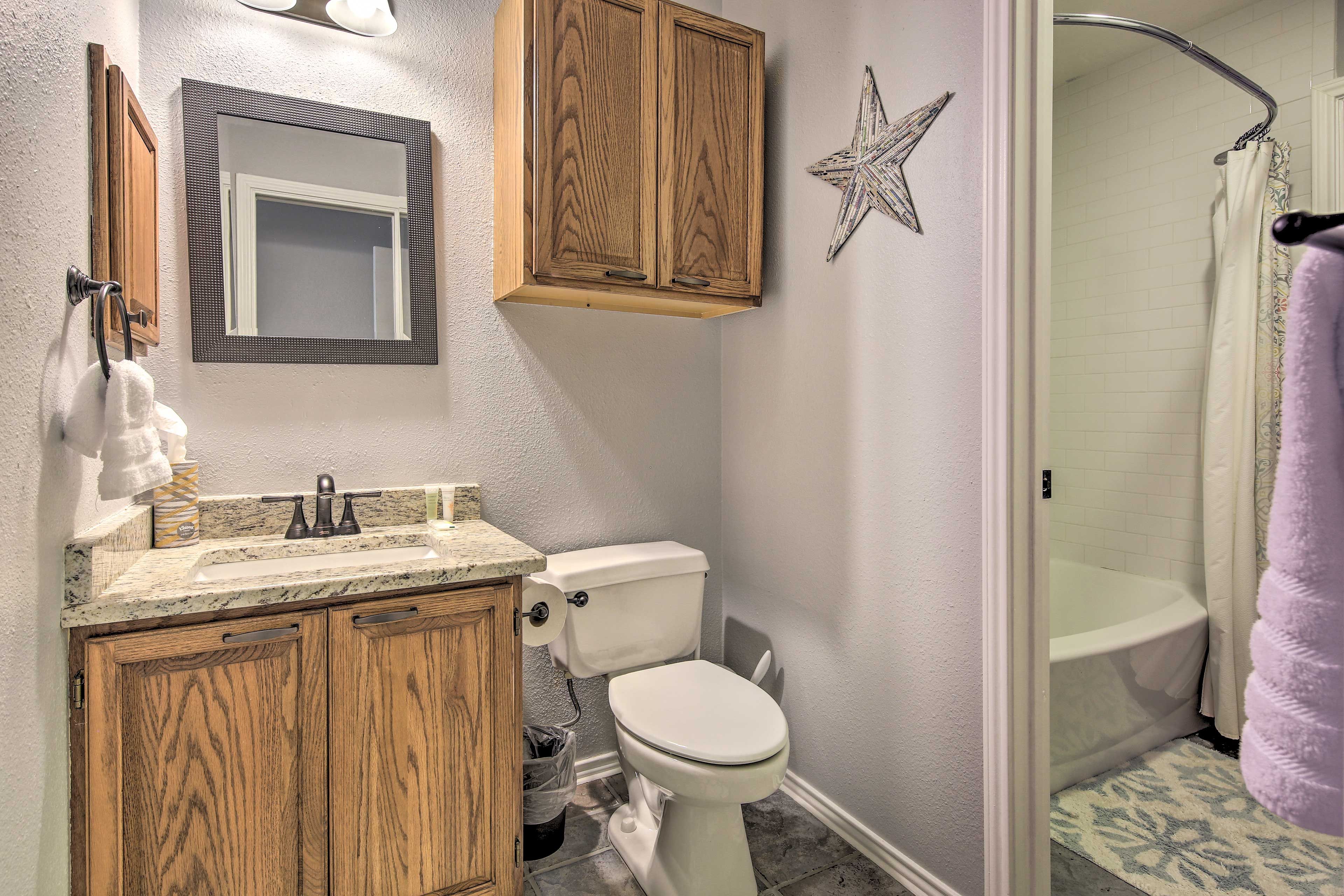 Full Bathroom 2 | Towels Provided