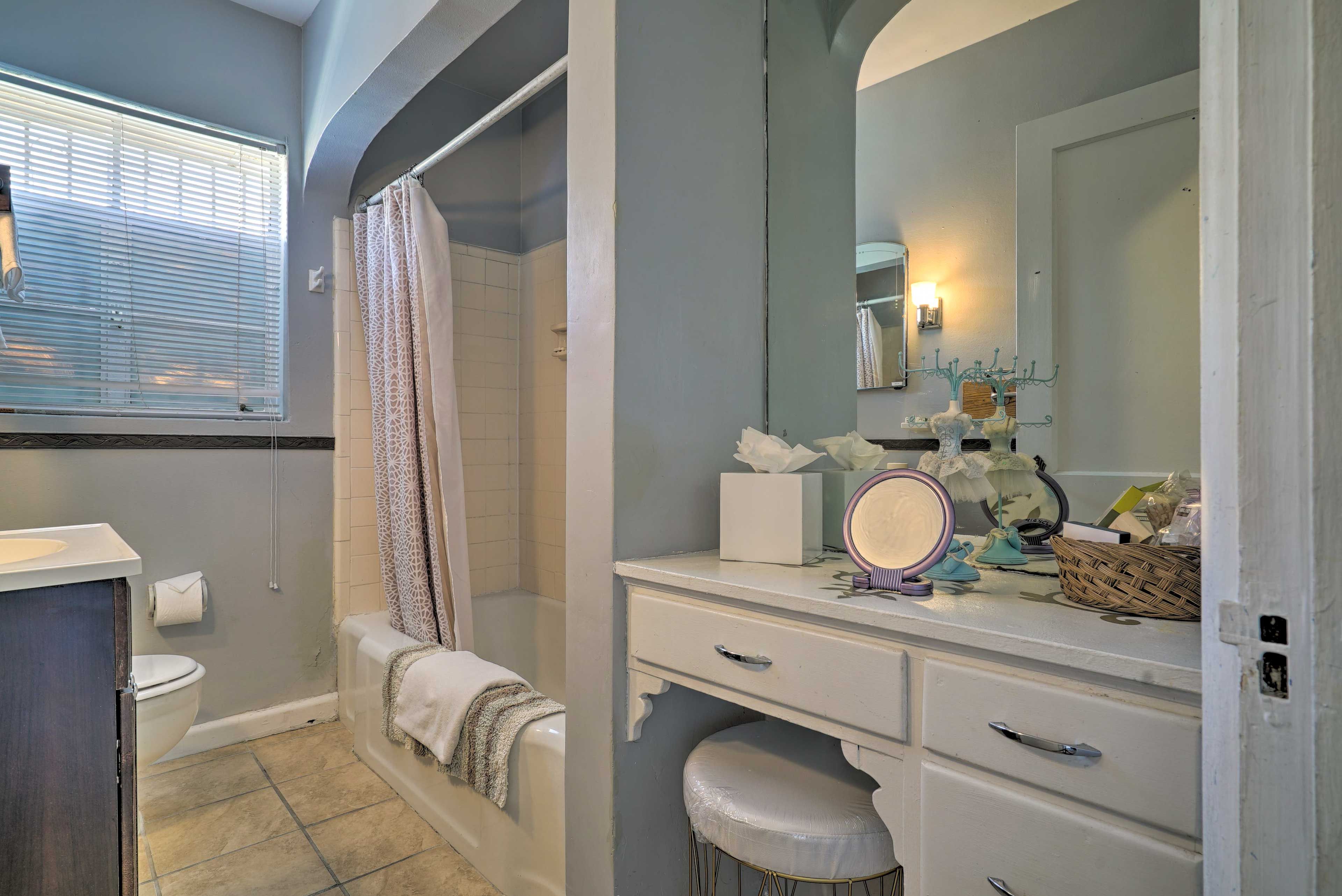 Full Bathroom | Shower/Tub Combo