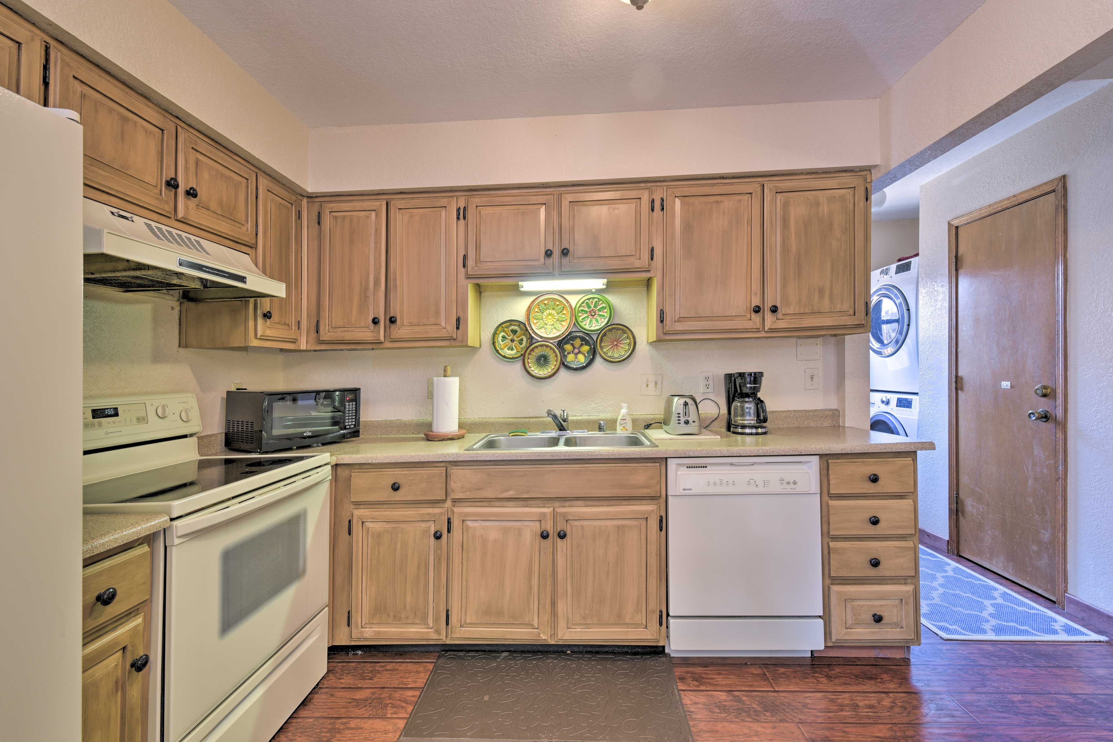 Fully Equipped Kitchen | Trash Bags/Paper Towels Provided