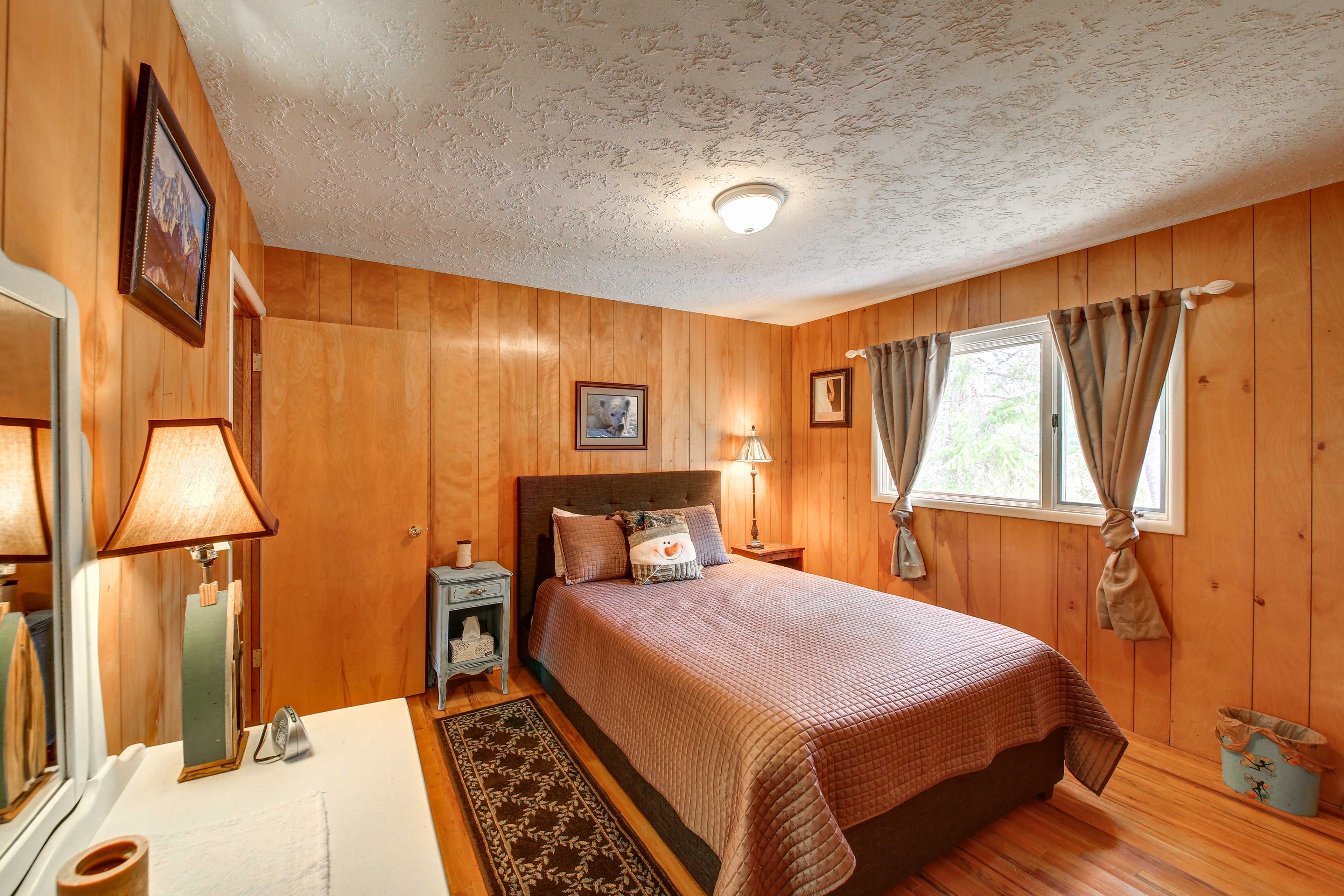 Bedroom 2 | Queen Bed