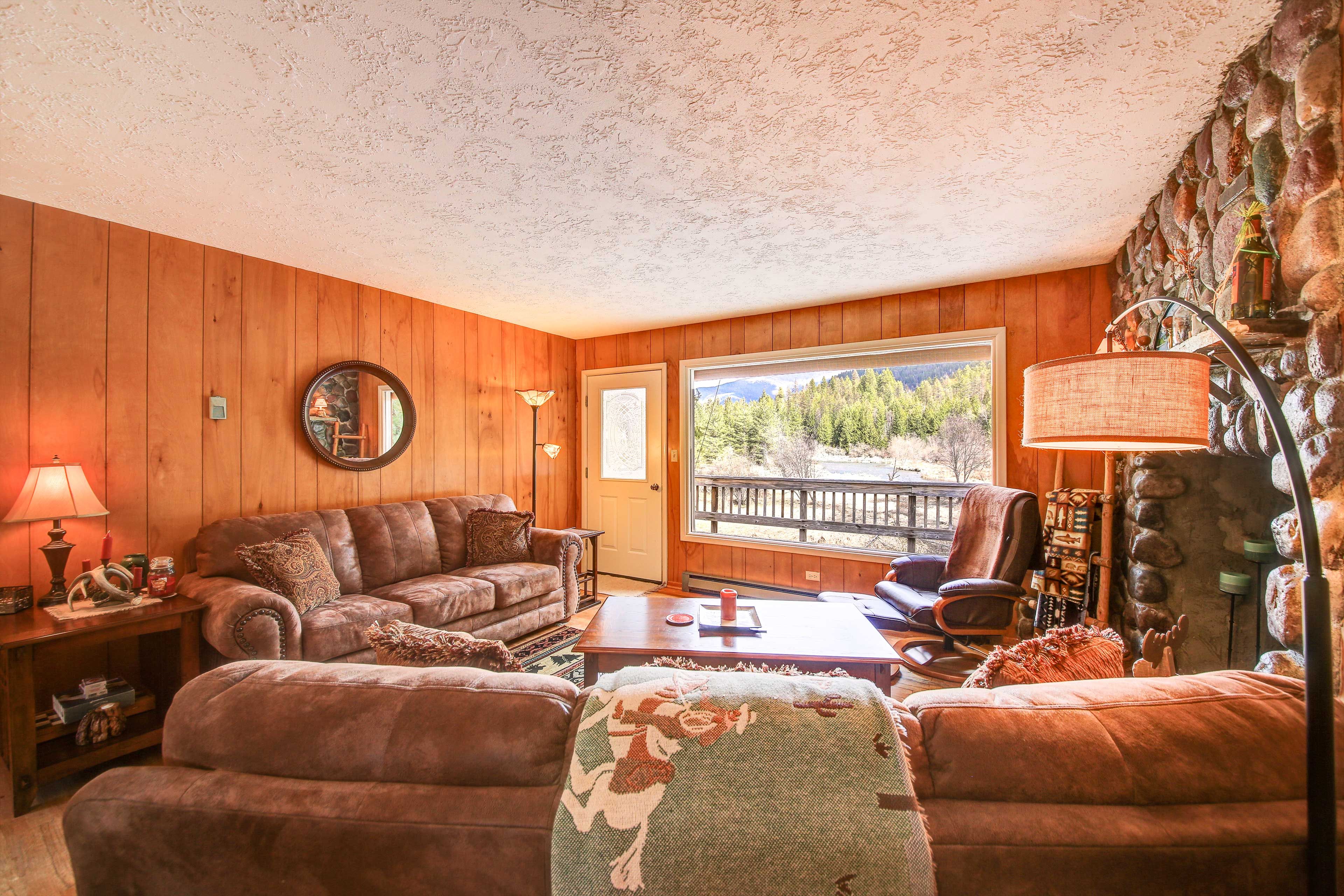 Living Room | Deck Views