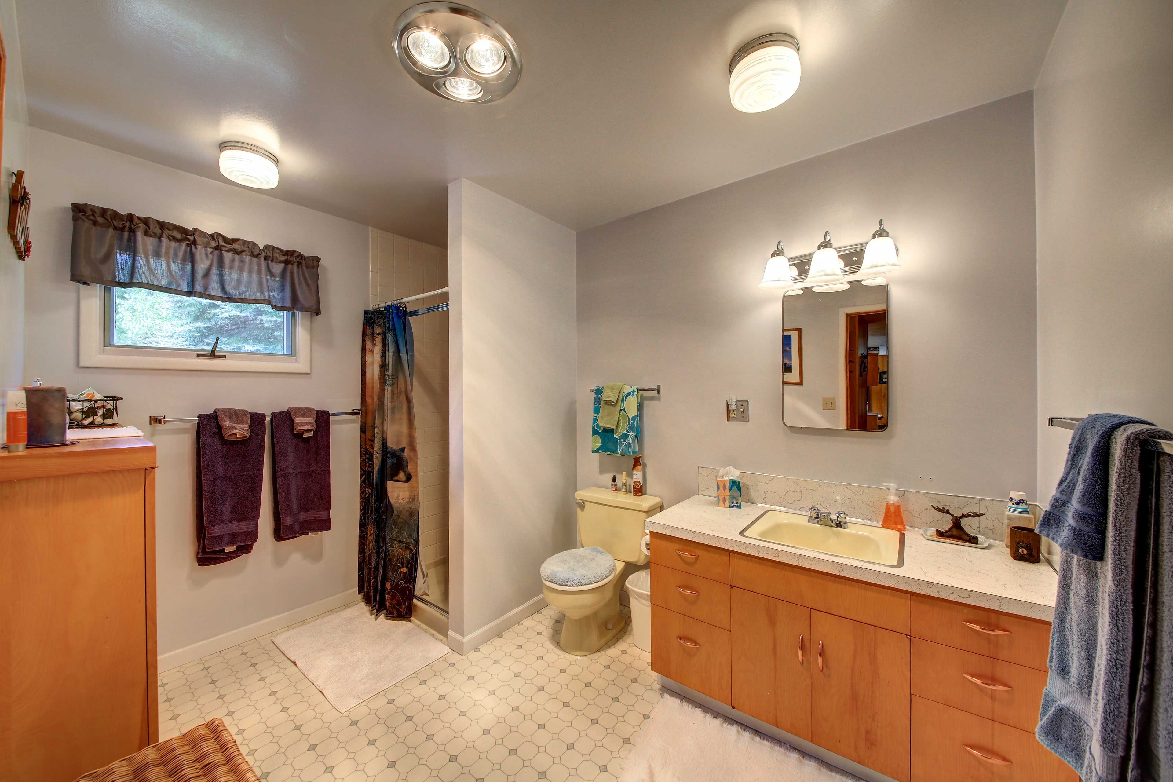 Full Bathroom | Towels Provided