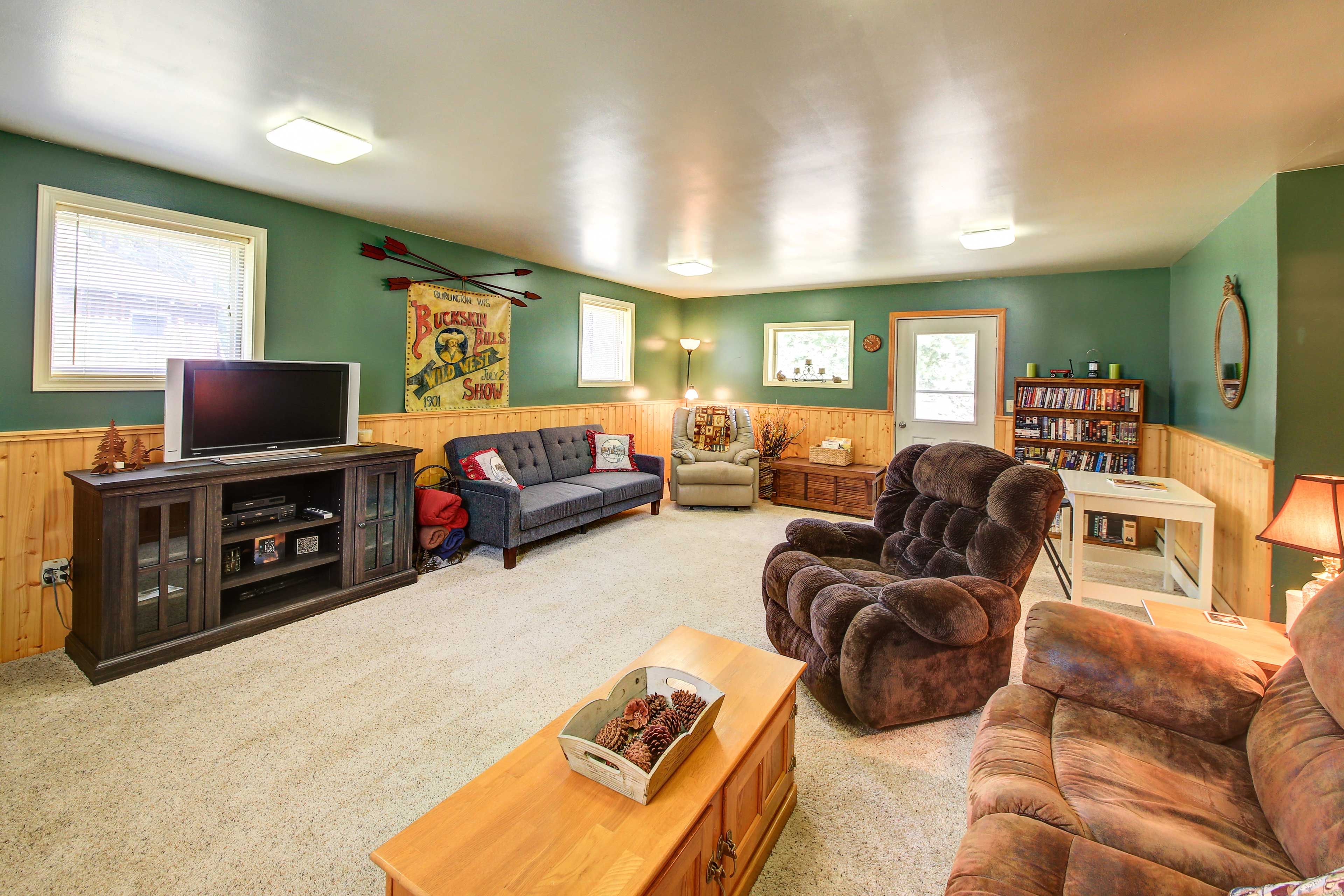 TV Room | Full Futon | Smart TV w/ Cable