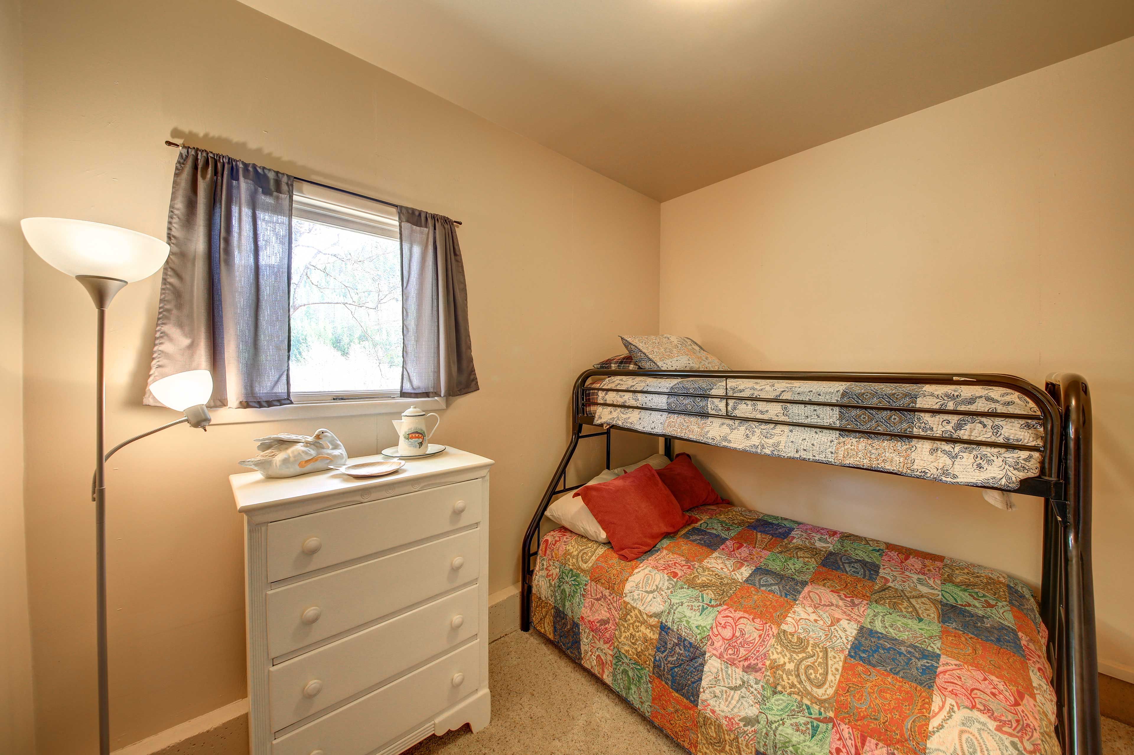 Bedroom 3 | Twin/Queen Bunk Bed