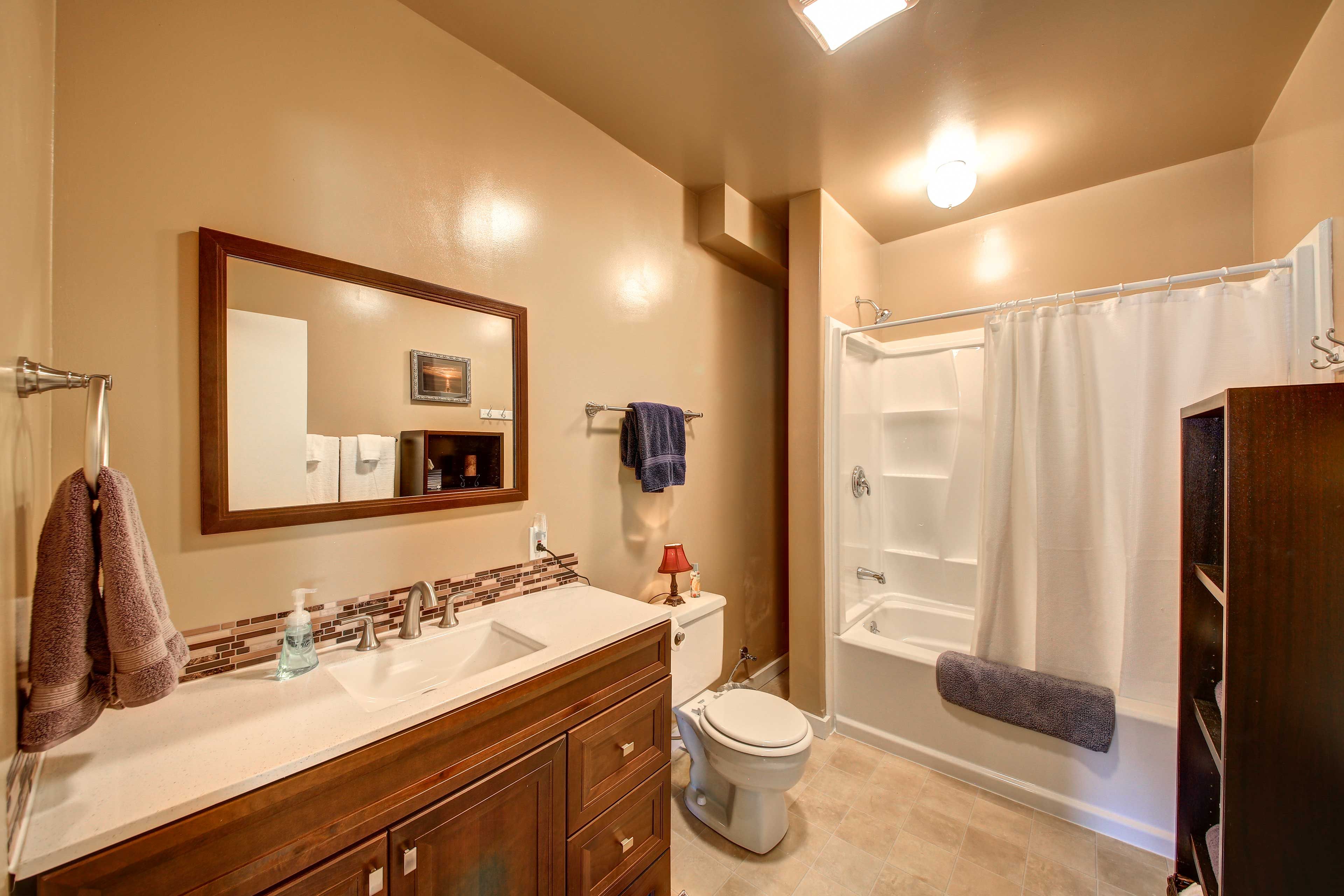 Full Bathroom | Complimentary Toiletries