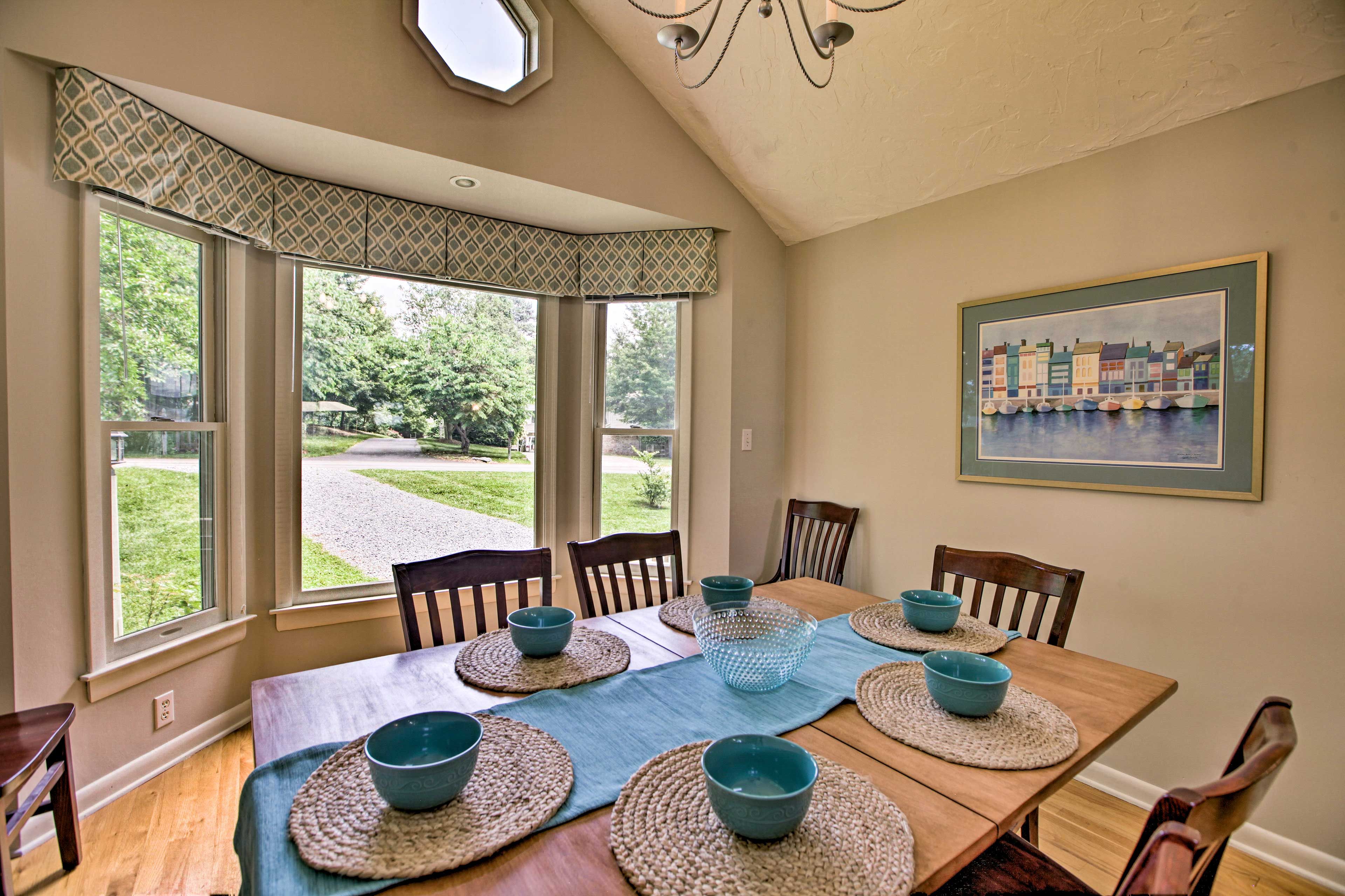Dining Area | Dishes & Flatware Provided