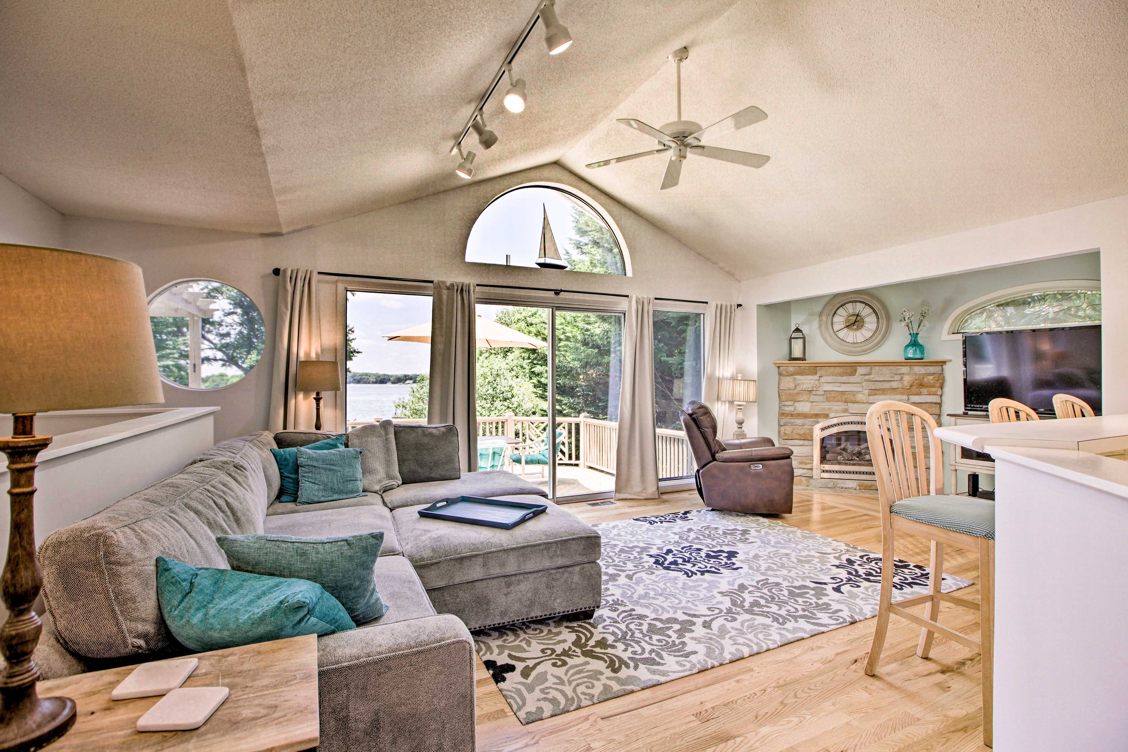 Living Room | Smart TV | Deck Access
